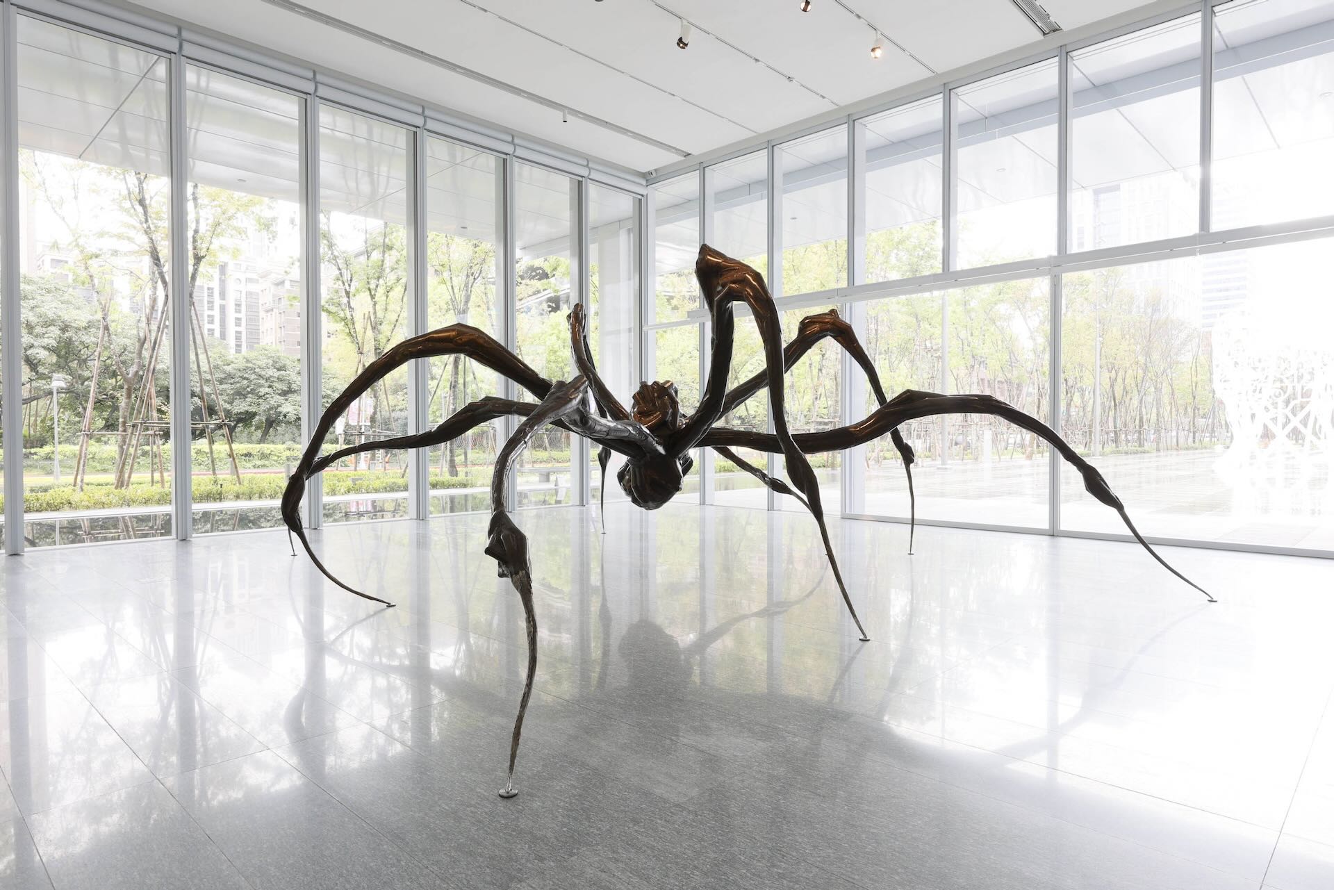布爾喬亞雕塑《蹲伏的蜘蛛》蓄勢待發,體現了母親的保護本能。Louise Bourgeois artwork © The Easton Foundation/Licensed by VAGA at ARS, New York.
