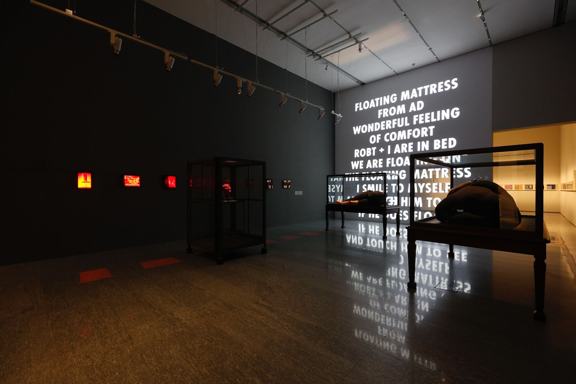 「第二章:剛從地獄回來」講述的是創傷與韌性,展示了反映布爾喬亞深沉情感動盪的雕塑和裝置作品。Louise Bourgeois artwork © The Easton Foundation/Licensed by VAGA at ARS,…