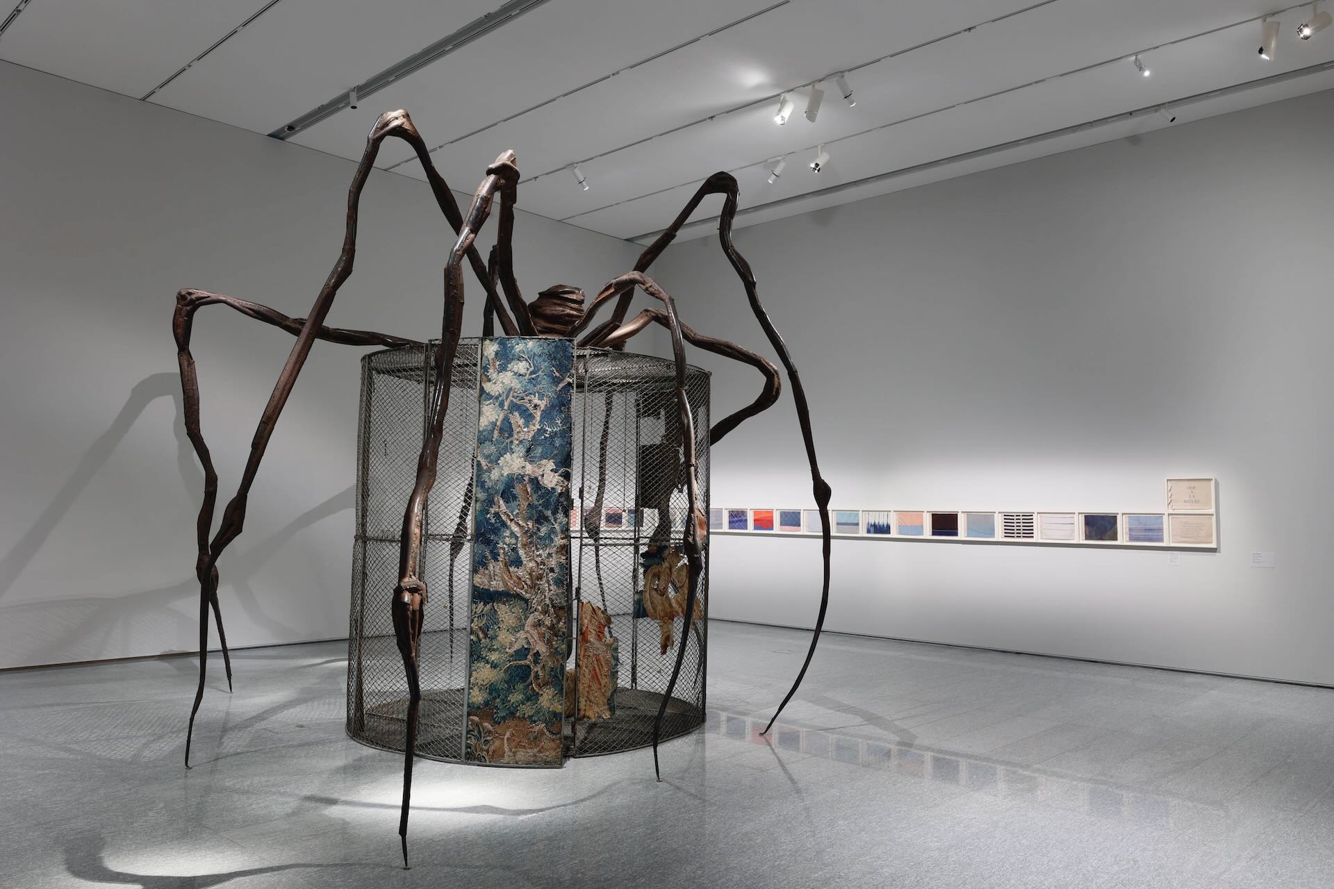 《蜘蛛》(1997年)則是布爾喬亞唯一一件結合「牢籠」的蜘蛛雕塑,牢籠中放置著掛毯、嬌蘭「SHALIMAR一千零一夜」香水瓶等喚起藝術家回憶的個人物品。Louise Bourgeois artwork © The Easton Founda…