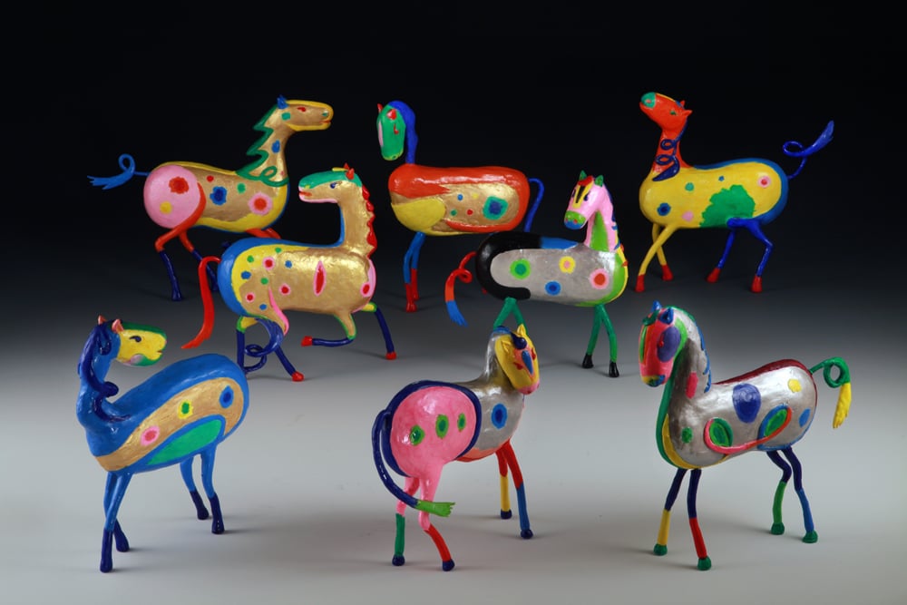 黃志超《八駿馬》,複合媒材,八件一組,2013。(非畫廊提供)