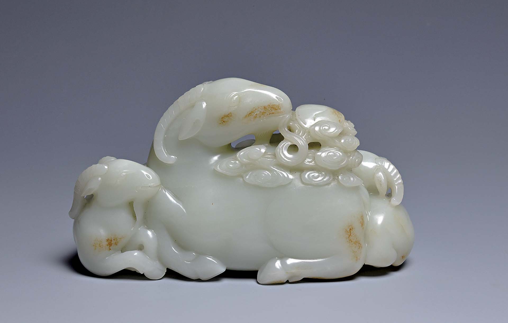 清乾隆《白玉帶皮三羊開泰擺件》，潘文華藏品。圖／潘文華