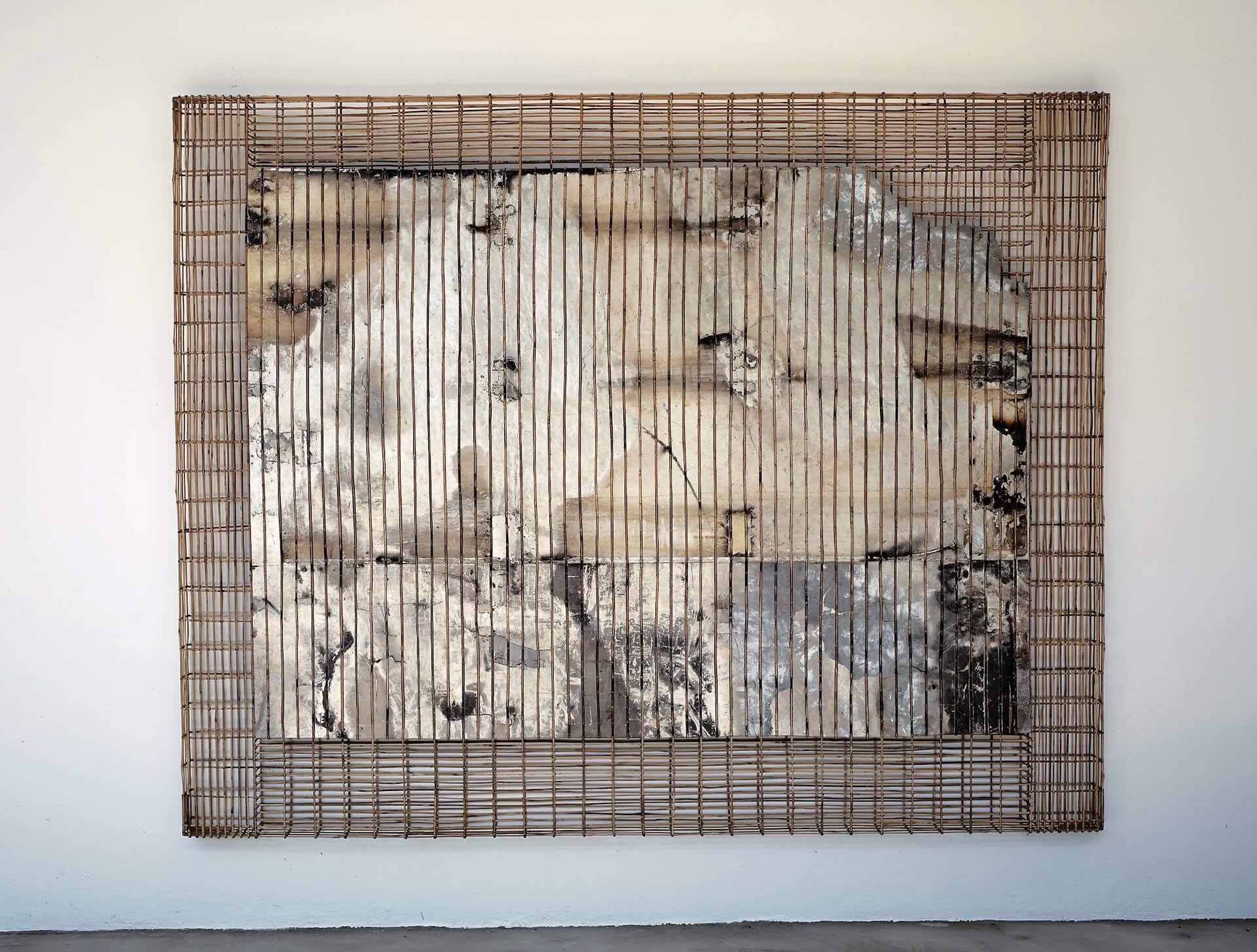 索皮亞．皮奇（Sopheap Pich），《空白屏幕（漸隱）》，竹、鋁、不鏽鋼、煙灰，200×250×11cm，2015-2024。（維伍德畫廊提供）