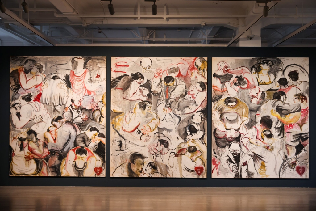 張恩利的《親密》(三聯屏)於上海預展現場。油彩、畫布,每聯 250 × 200 cm、整體 250 × 200 cm,2002。預估價:18,000,000-28,000,000港元。(佳士得提供)