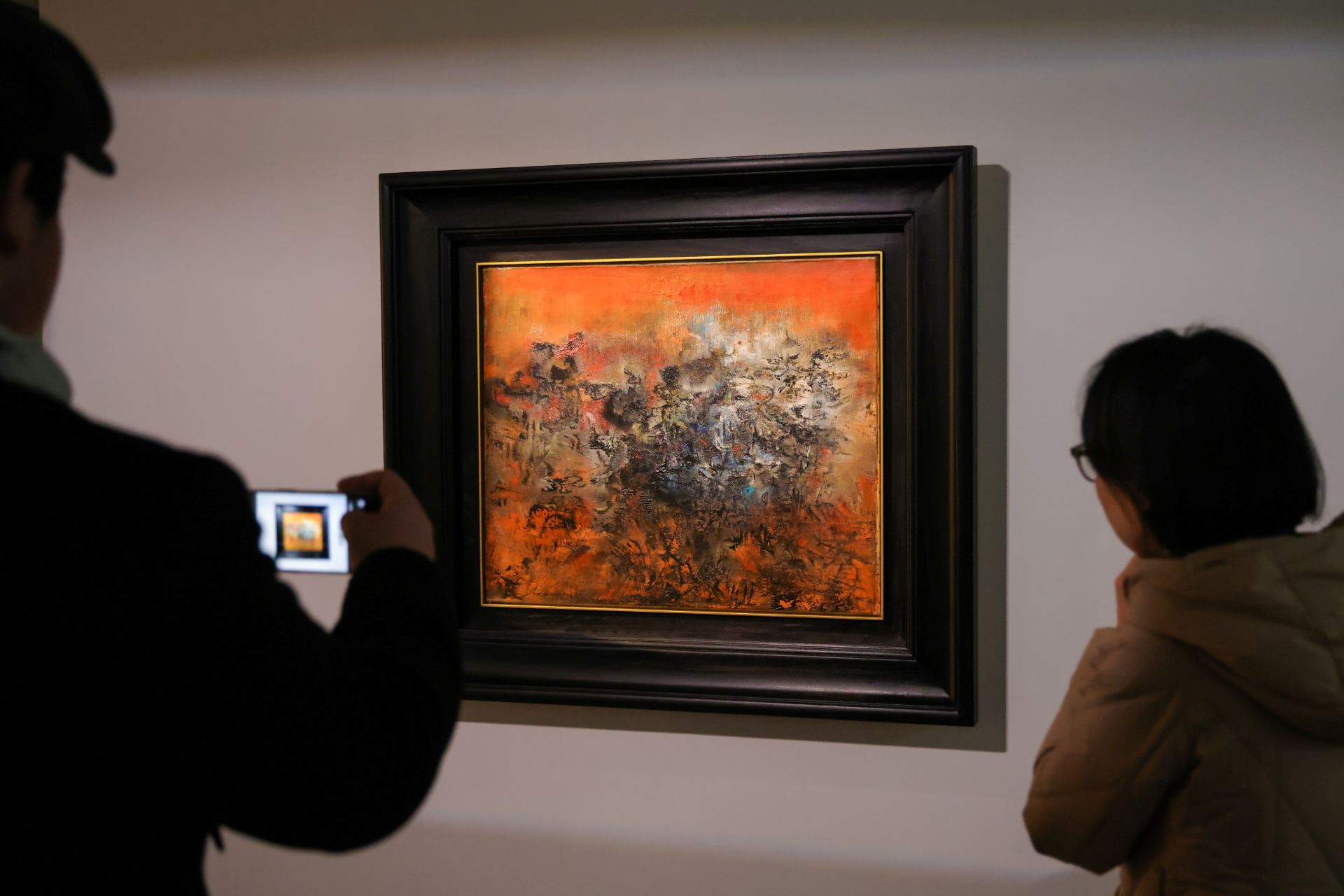 趙無極的《Zitterlein》於上海預展現場。油彩、畫布,54 × 65 cm,1956。預估價:20,000,000-30,000,000人民幣。(佳士得提供)