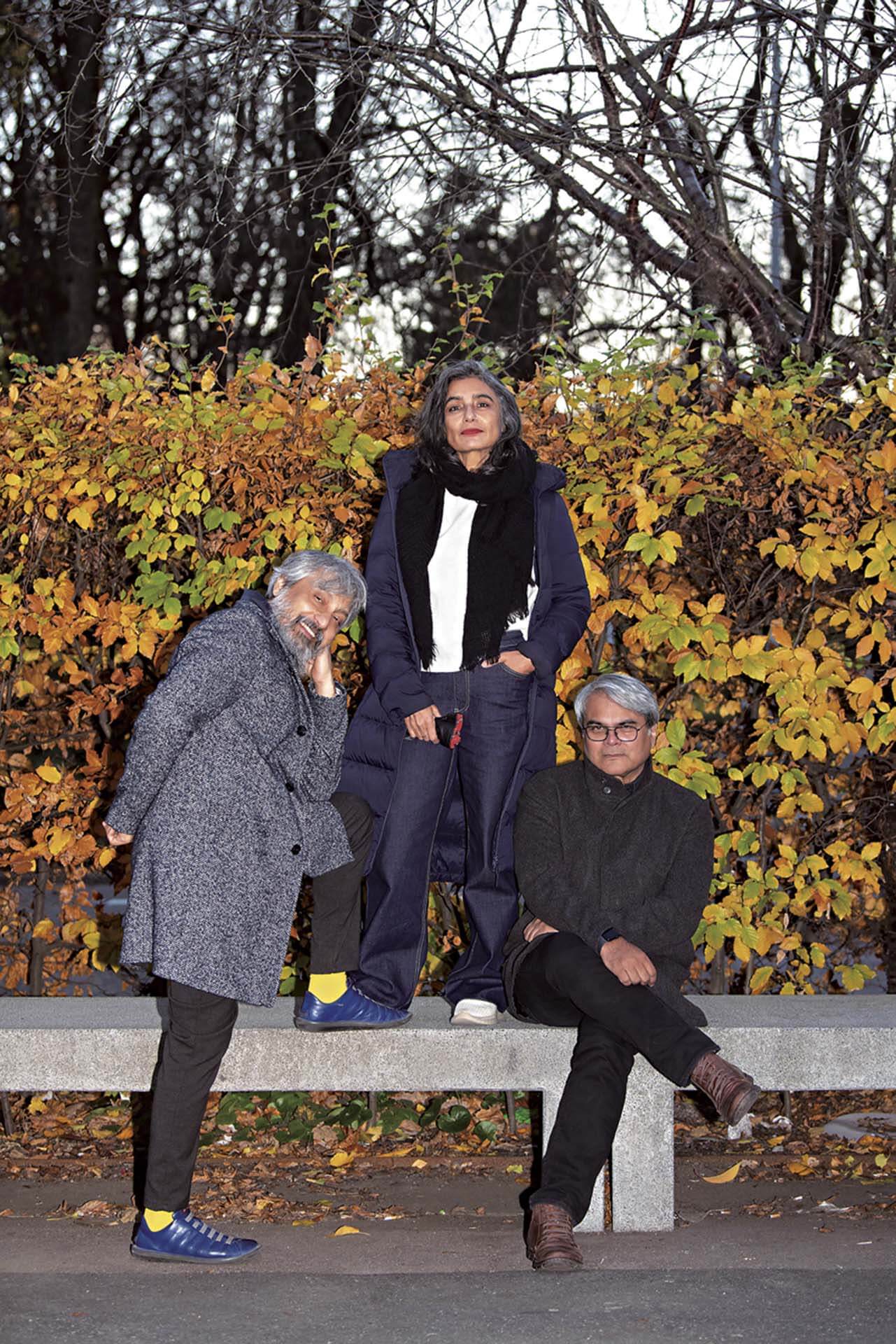 Raqs媒體小組,左起:吉比許.巴什(Jeebesh Bagchi)、莫妮卡.納魯拉(Monica Narula)與舒德哈布拉塔.森古普塔(Shuddhabrata Sengupta)。(漢雅軒提供)