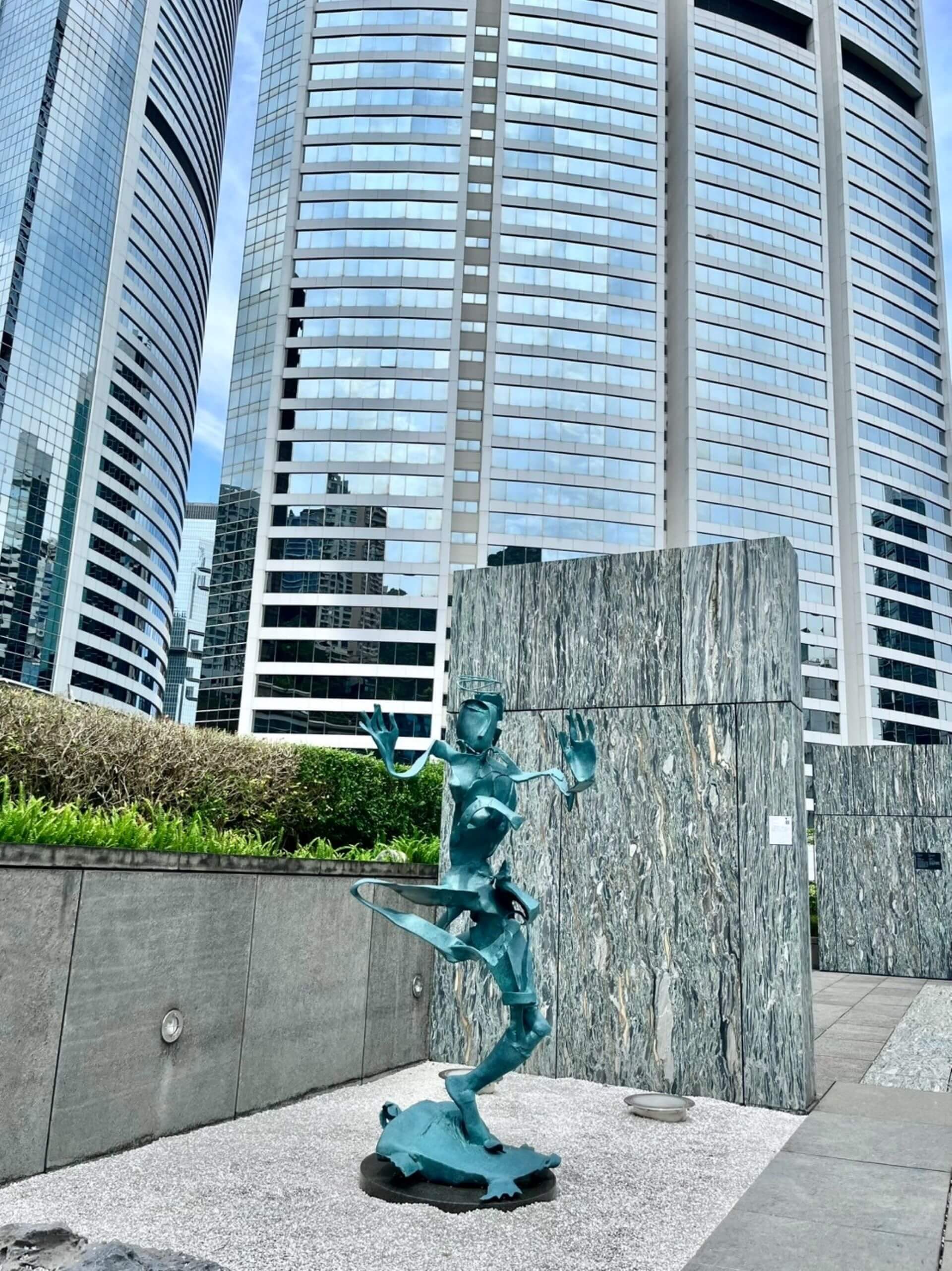 李光裕《空行》（2014），透過形體的錯落與交疊，營造出流動的韻律感。（采泥藝術提供）