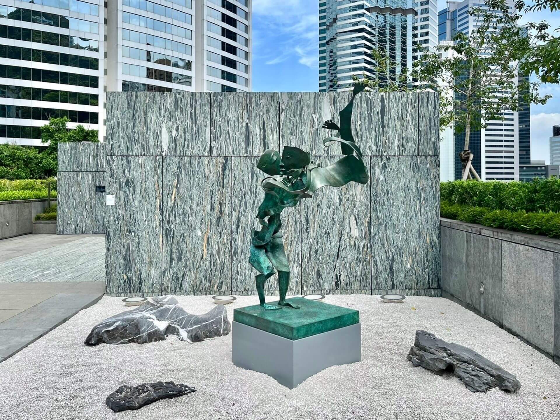 李光裕《鳳鳳來儀》（2019），作品以流暢的線條與鏤空結構勾勒出輕盈的動感。（采泥藝術提供）