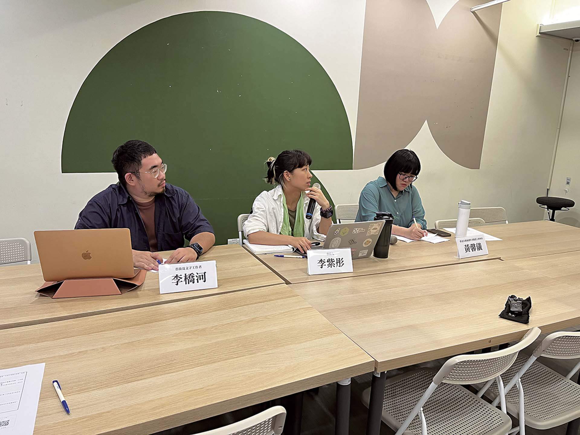 （左起）李橋河、李紫彤以及黃馨儀於「性平與勞動調查」系列講座。（黃馨儀提供）