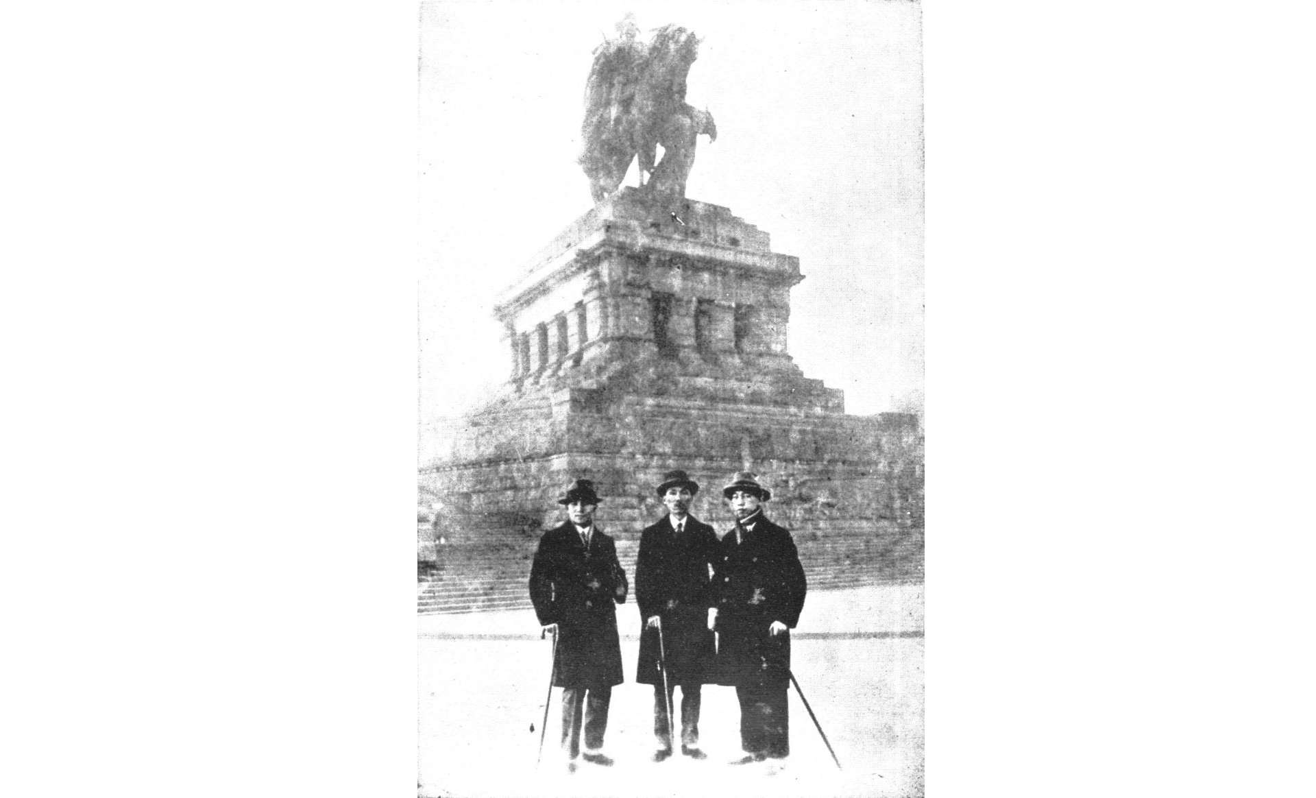林獻堂（中）與其子林攀龍（左）、林猶龍（右）在德國科布倫茲（Koblenz）的威廉一世騎馬銅像前合影（《林獻堂 環球遊記：台灣人世界觀首部曲》，2019）（註1）