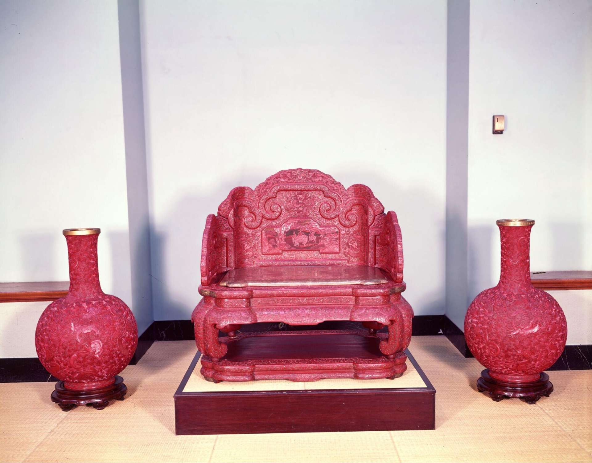 V&A典藏資料庫內寶座與成對花瓶陳列的照片，時間待考，1927年的林獻堂可能看到了類似的陳設（©維多利亞與艾伯特博物館）