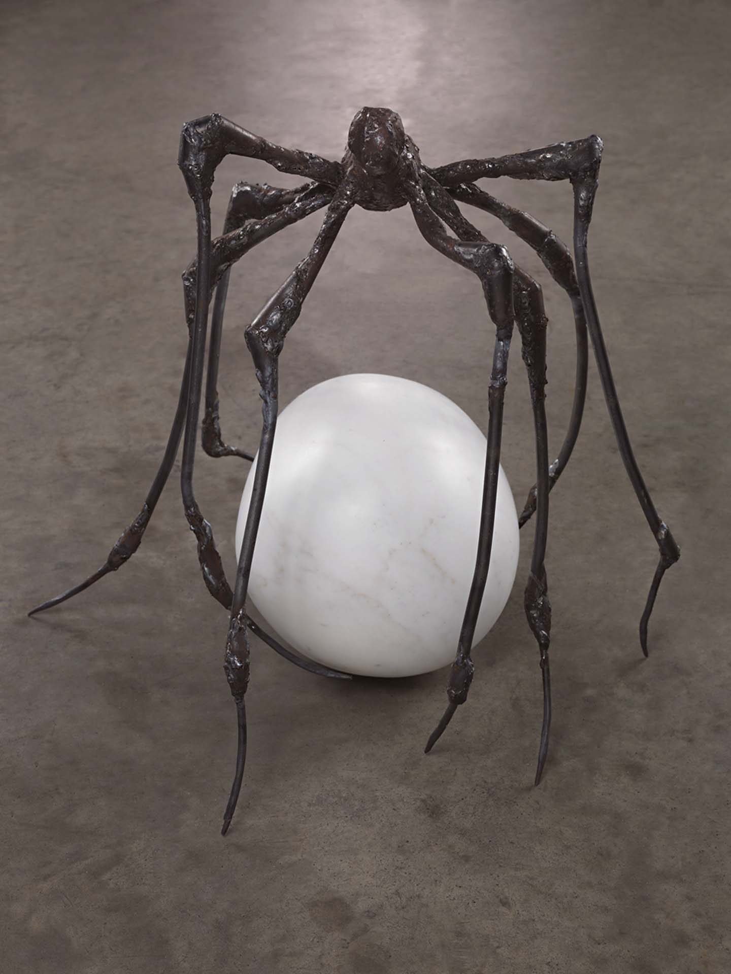 路易絲．布爾喬亞，《蜘蛛（Spider》，鋼與大理石，52.1×44.5×53.3 cm，2000。（攝影／Christopher Burke ©伊斯頓基金會／紐約ARS VAGA）