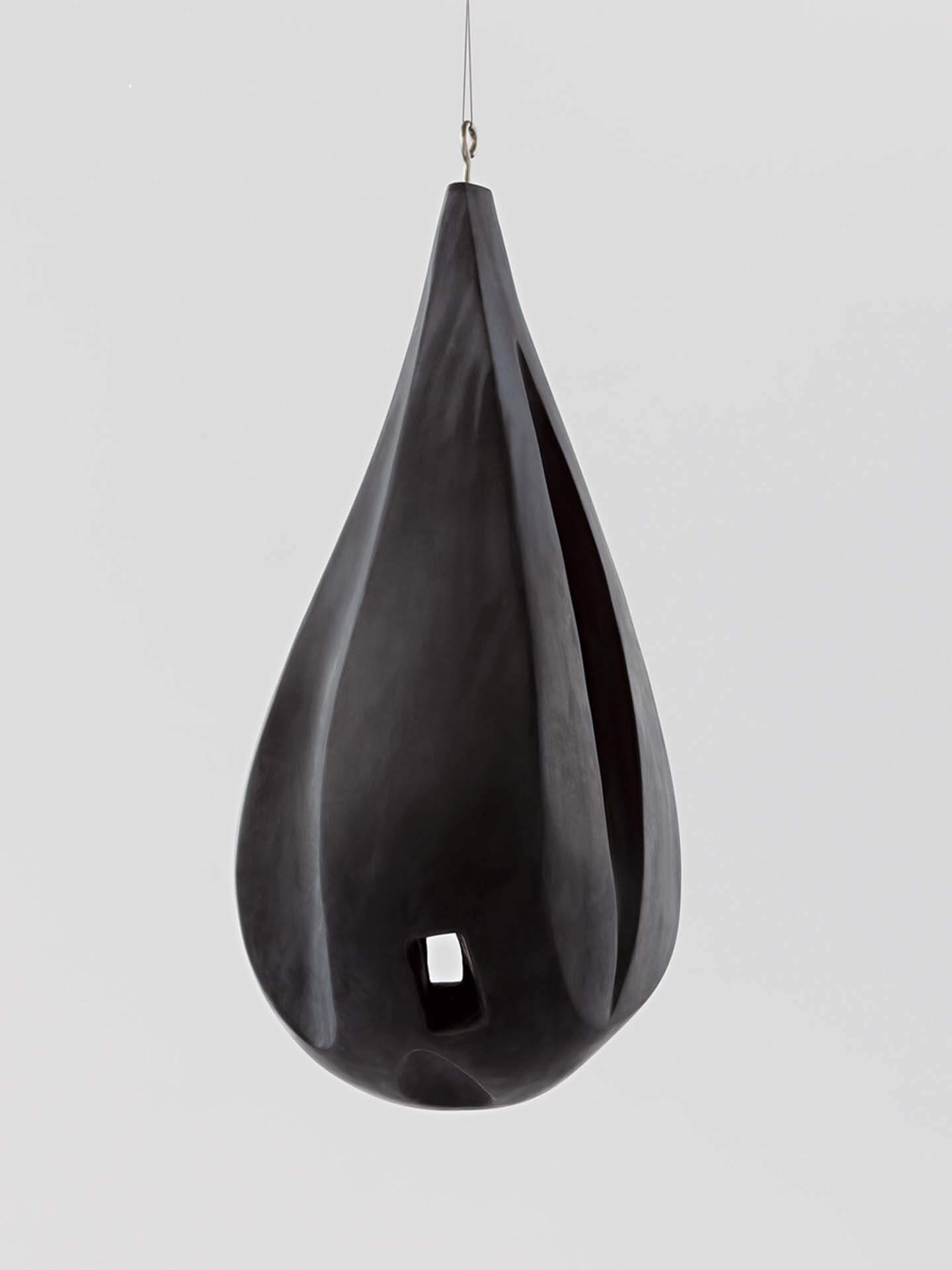 路易絲．布爾喬亞，《巢穴（Lair）》，橡膠懸掛作品，109.2×53.3×53.3 cm，1986。（攝影／Christopher Burke ©伊斯頓基金會／紐約ARS VAGA）