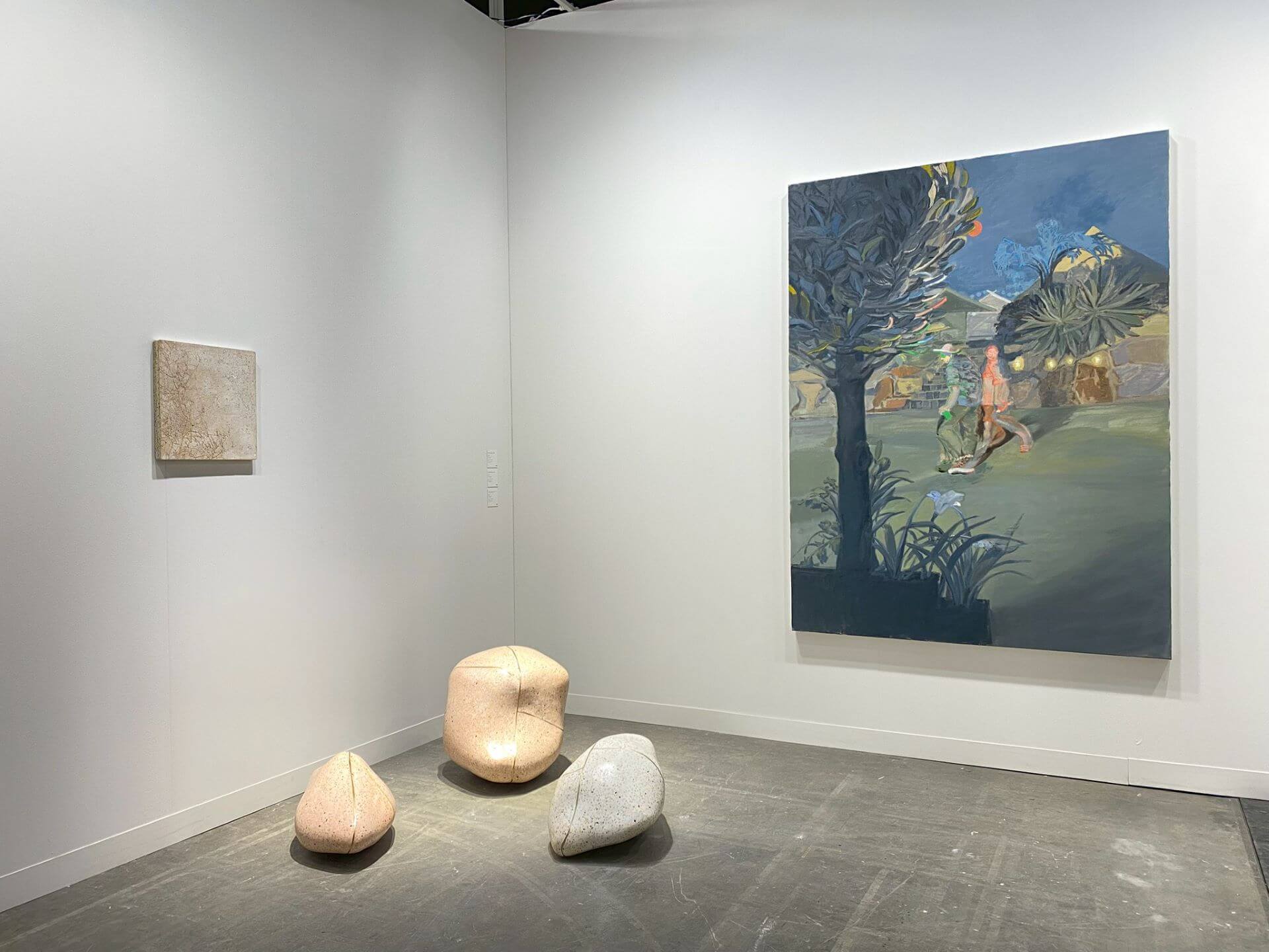 TKG+於2025年香港巴塞爾展位現場。左、中:邱承宏作品;右:陳敬元作品。(本刊資料室)