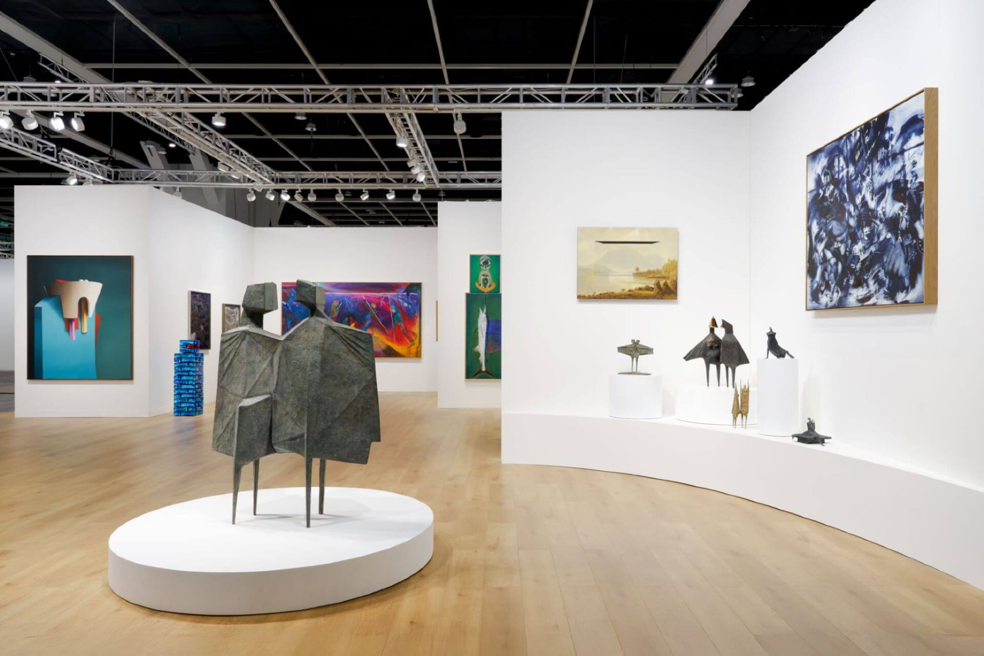 2025巴塞爾藝術展香港展會貝浩登展位現場。（攝影／包夢琪，圖片由貝浩登提供）