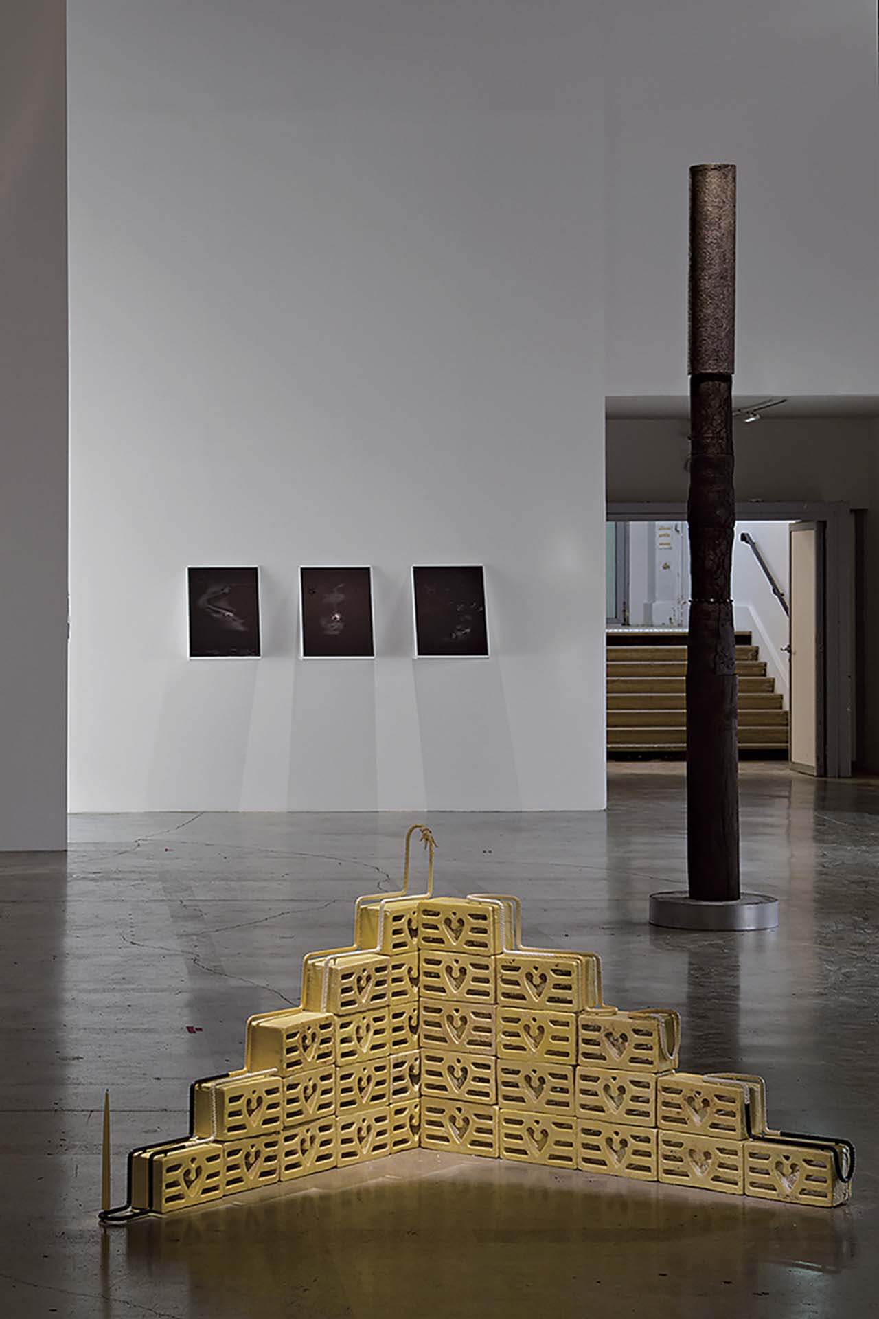 「提圖巴」展場一隅，在剛果藝術家內奧米．盧倫多的雕塑之作「波托米坦」上刻有兩條交織的蛇神。（攝影／Aurélien Mole ，Courtesy of Palais de Tokyo）
