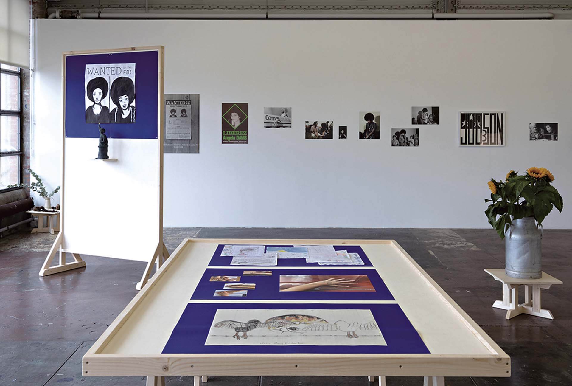 由藝術史學家艾爾凡．札布尼揚策展的「通信」（2024）展場一隅。（攝影／Marc Domage，©Crédac）