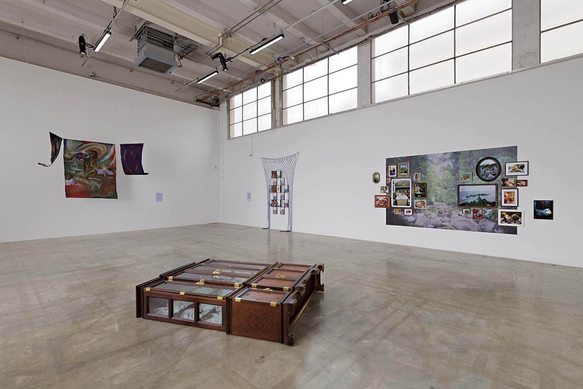「提圖巴」展場一隅，麗亞．狄龍以一個躺倒在地，裝滿精緻器皿的餐具櫃，再現戰亂與流亡的片段場景。（攝影／Aurélien Mole，Courtesy of Palais de Tokyo）