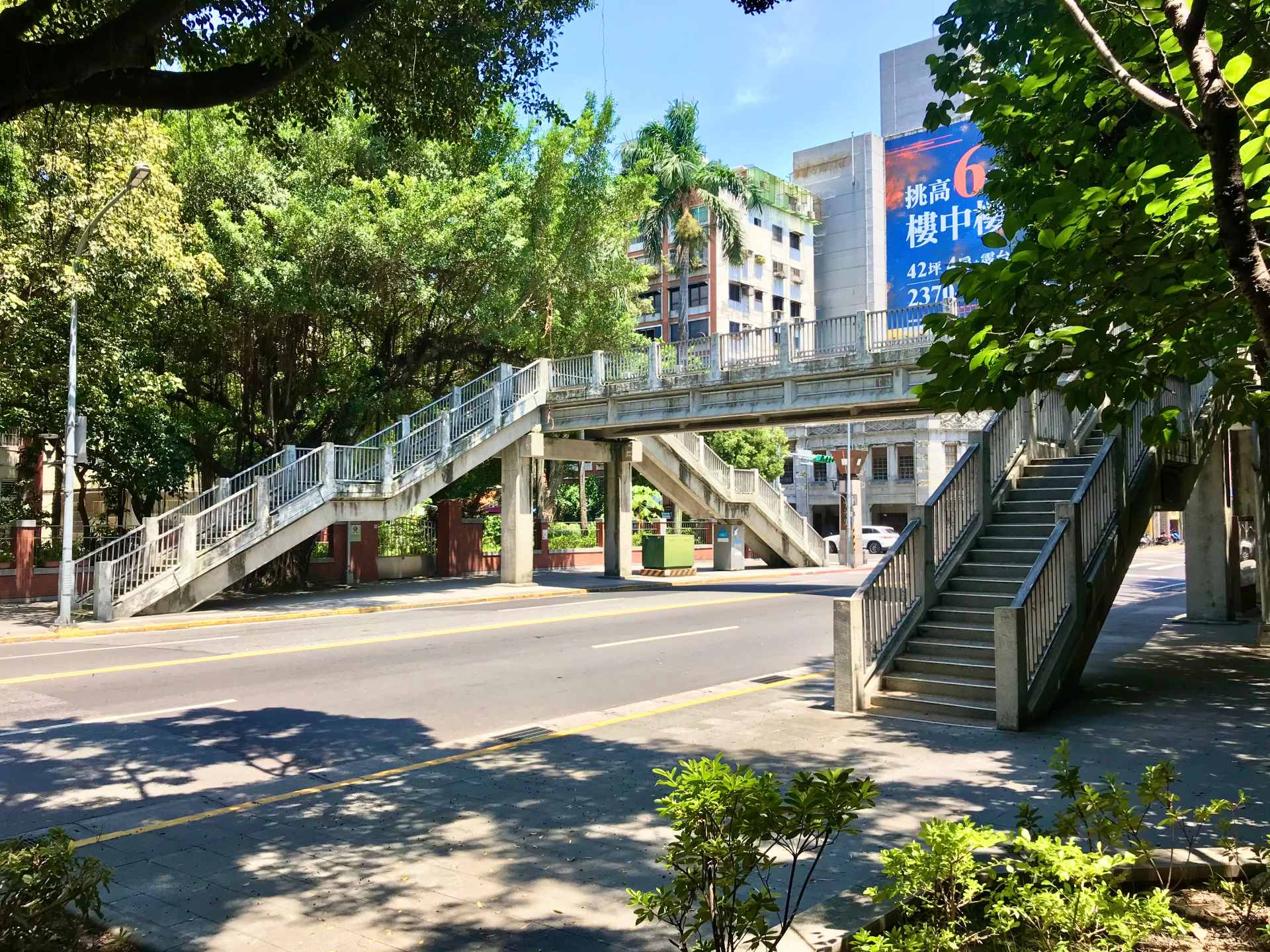 臺北市延平涼州街口天橋（俊成天橋）。（圖片來源：wikipedia）