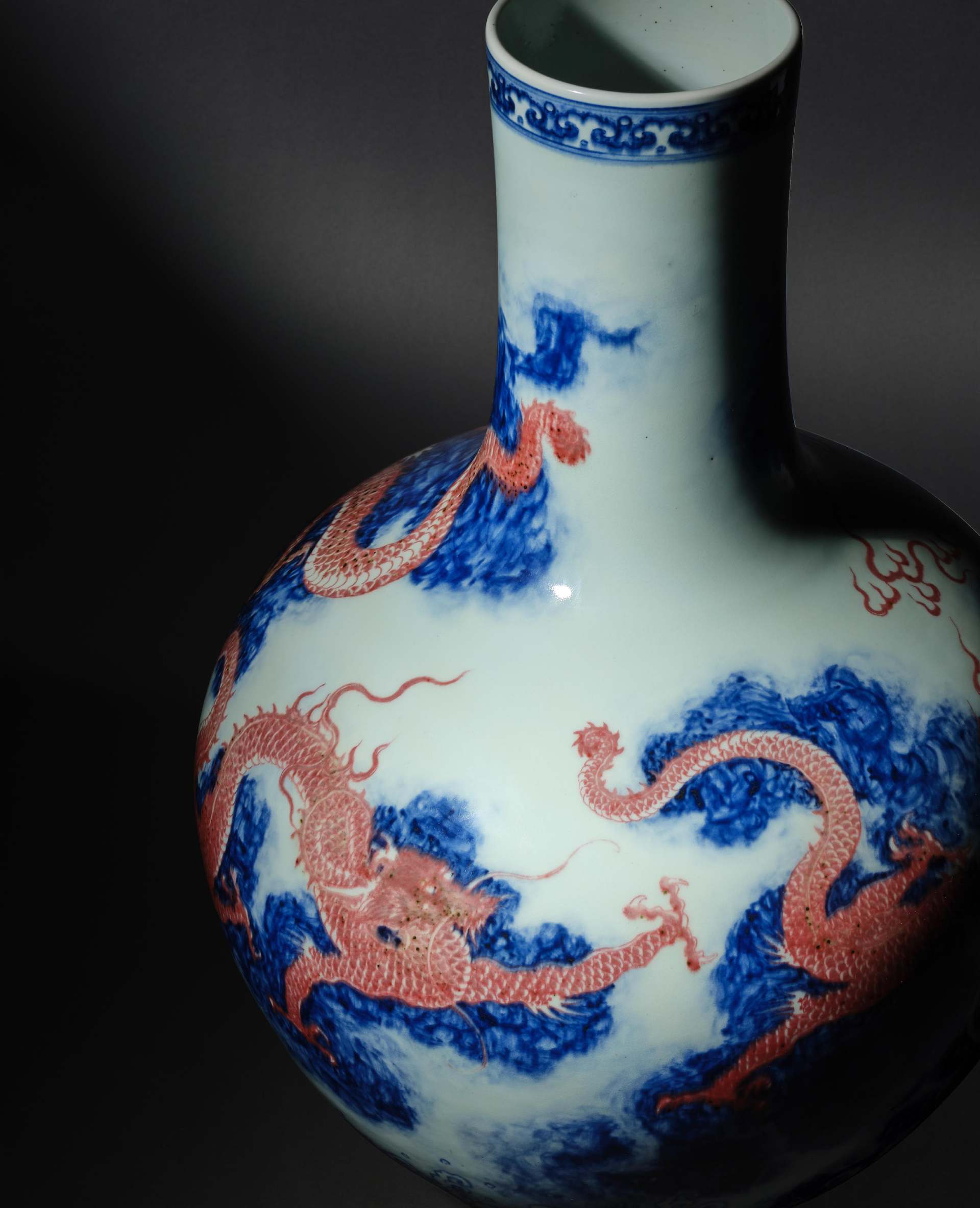 清乾隆《青花釉裡紅雲龍紋天球瓶》從估價150美元到370萬成交！2025春季