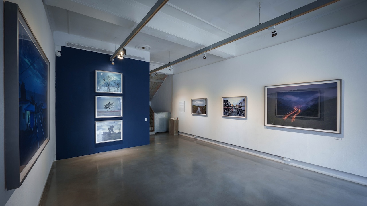 「漂流（序曲）——沈昭良攝影展」展場一隅。（也趣藝廊提供）