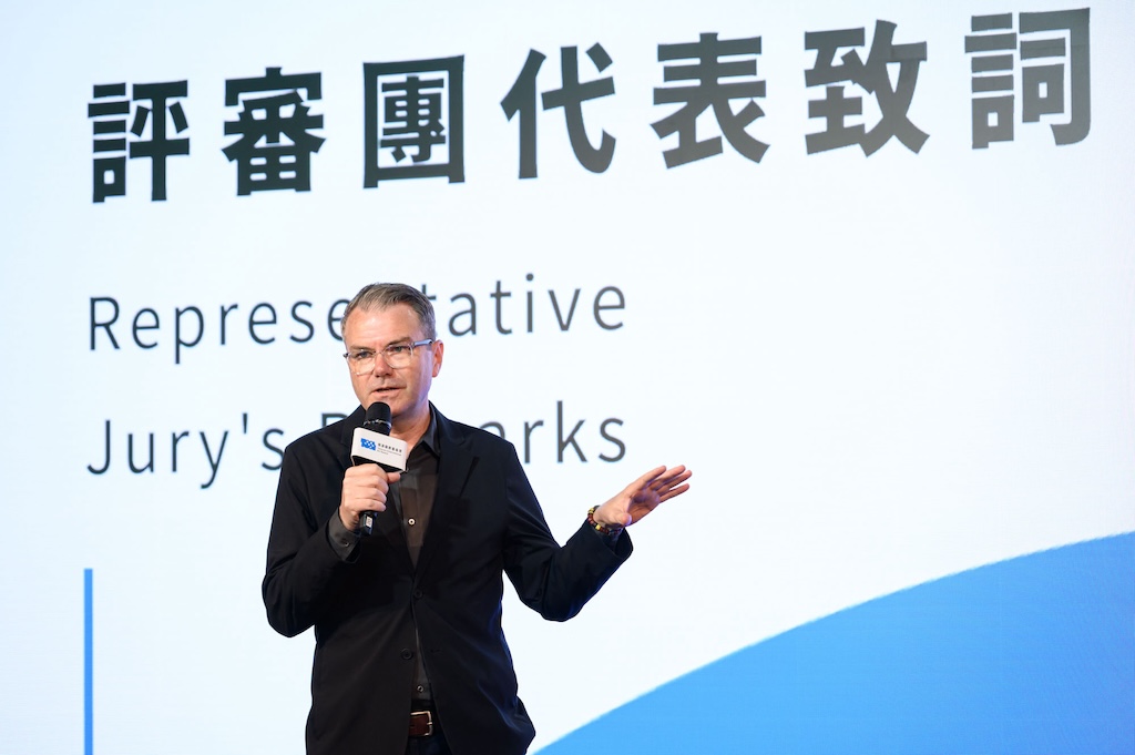 評審團代表魯本．基漢於頒獎現場致詞。圖片提供／桃園市立美術館。