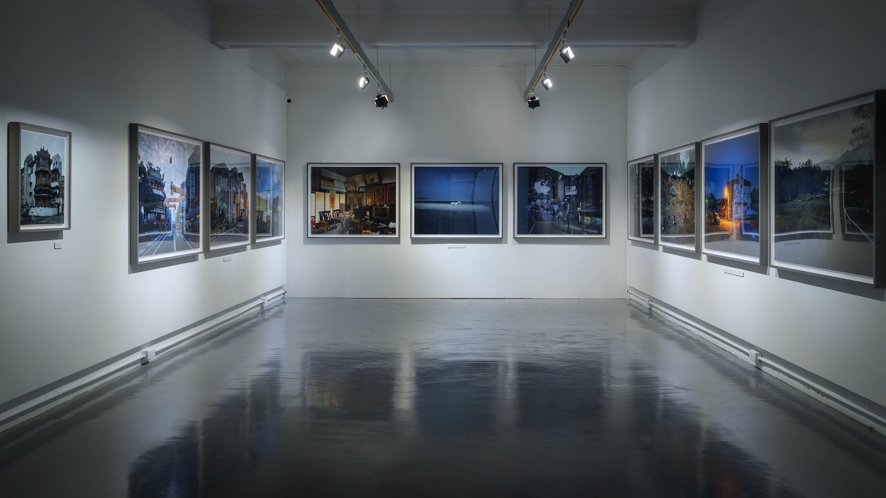 「漂流（序曲）——沈昭良攝影展」展場一隅。（也趣藝廊提供）