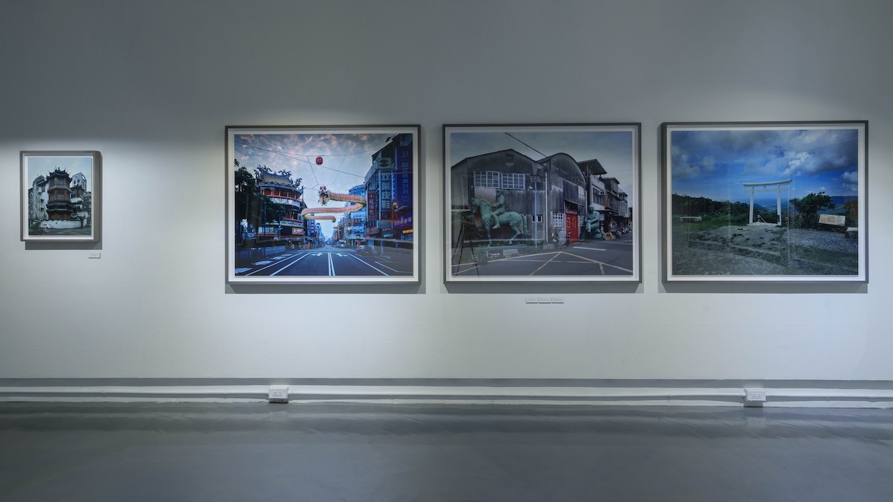 「漂流（序曲）——沈昭良攝影展」展場一隅。（也趣藝廊提供）