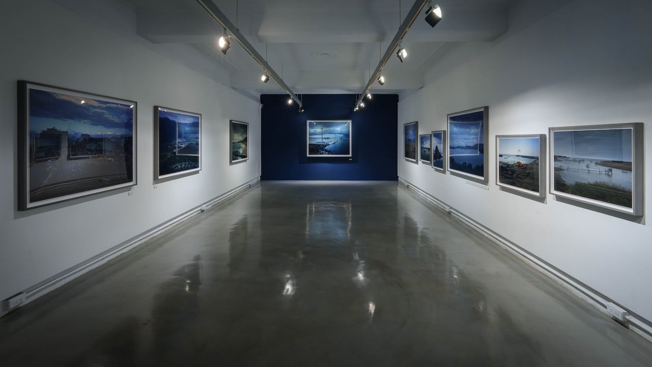 「漂流（序曲）——沈昭良攝影展」展場一隅。（也趣藝廊提供）
