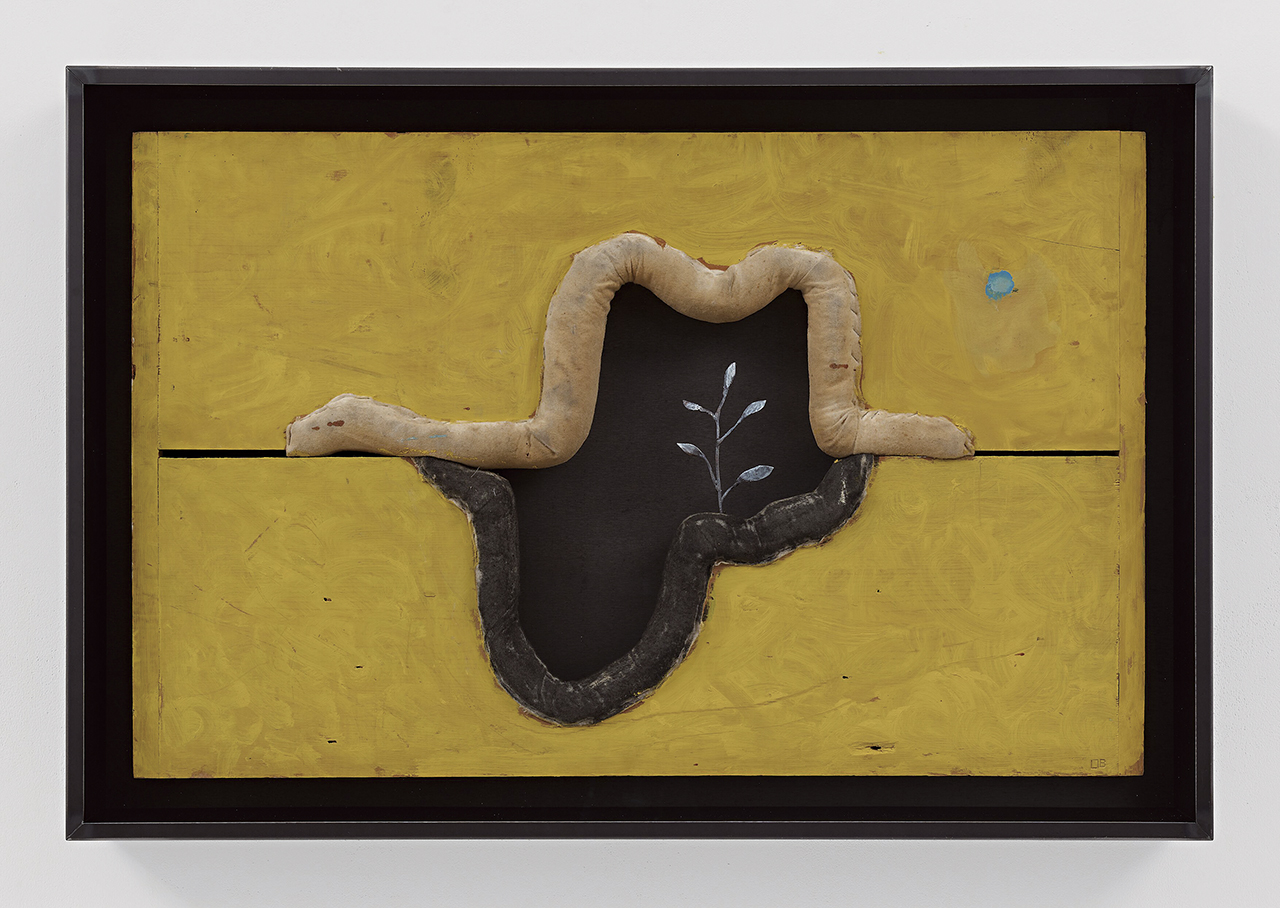 路易絲．布爾喬亞《無題》，彩繪木材與織物浮雕，57.2×89.5cm，1993。（攝影／Sarah Muehlbauer 、©伊斯頓基金會／紐約ARS VAGA）