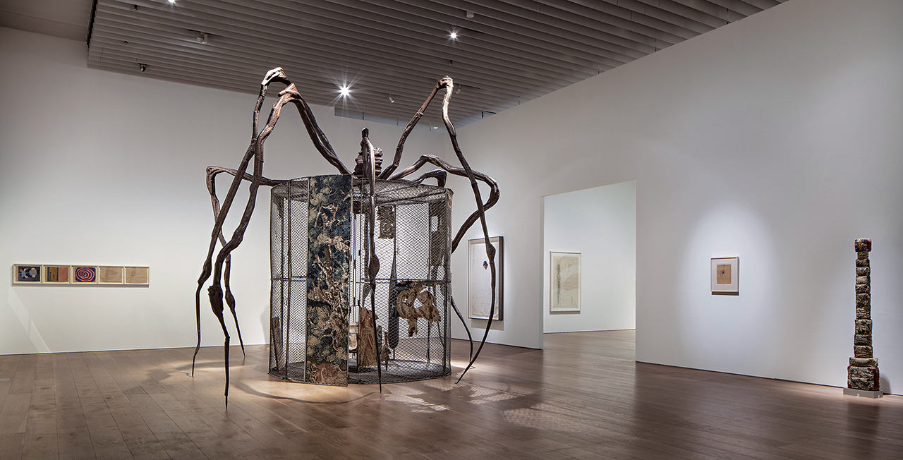 路易絲・布爾喬亞《Spider》，1997，於2024年東京森美術館「我曾於地獄往返，那裡棒極了」（Louise Bourgeois: I have been to hell and back. And let me tell you it…