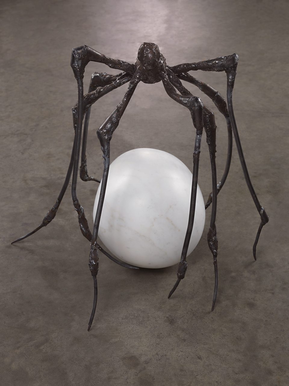 路易絲．布爾喬亞，《蜘蛛》（Spider），鋼與大理石，52.1×44.5×53.3 cm，2000。 （攝影／Christopher Burke、©伊斯頓基金會／紐約ARS VAGA）