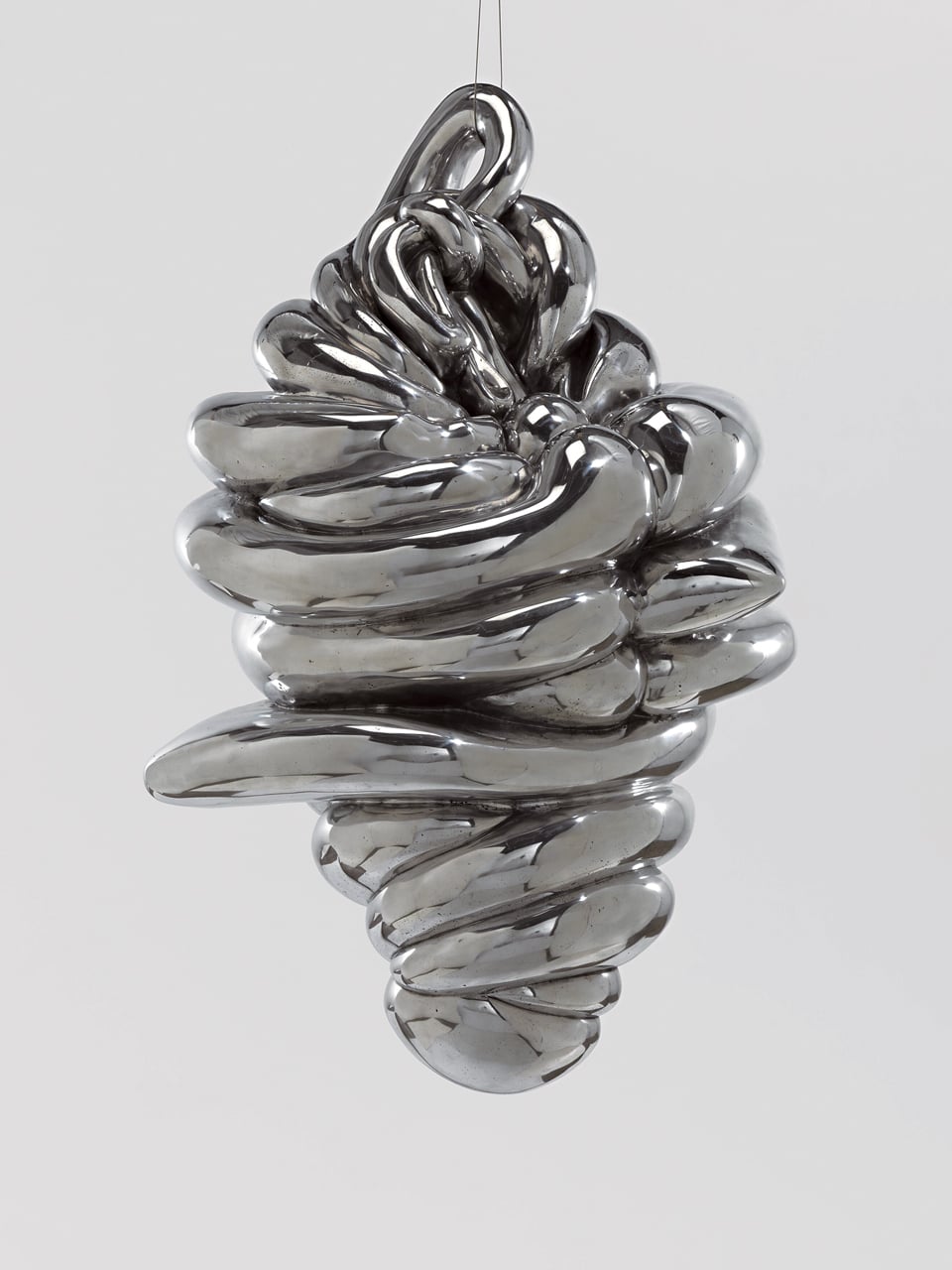 路易絲．布爾喬亞，《無題》（Untitled），鋁製懸掛作品，182.9×106.7×116.8cm，2004。（攝影／Christopher Burke、©伊斯頓基金會／紐約ARS VAGA）