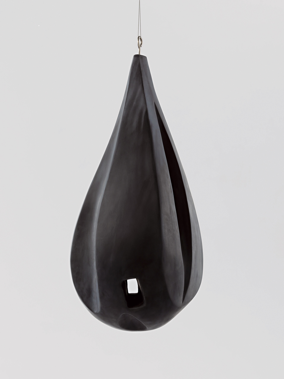 路易絲．布爾喬亞，《巢穴》（Lair），橡膠懸掛作品，109.2×53.3×53.3cm，1986。（攝影／Christopher Burke、©伊斯頓基金會／紐約ARS VAGA）