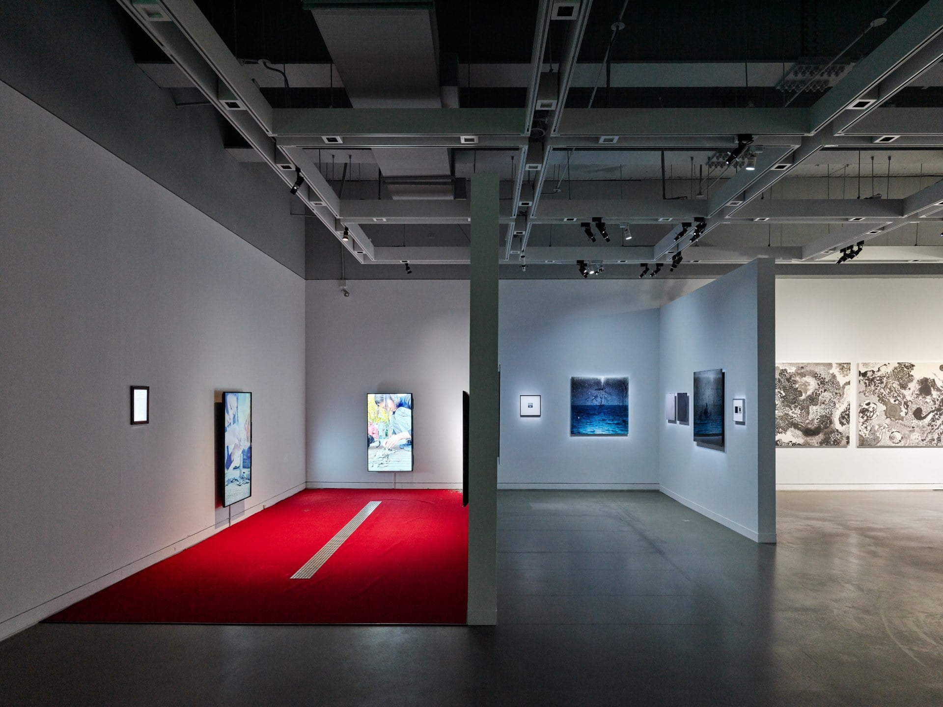 王仲平《平面的深度》曾於台北展覽空間 Node94 展出，高雄獎現場的編排則將當時展覽狀態濃縮於單件作品框架內，展現其對空間與視覺深度的探索。（高雄市立美術館提供）