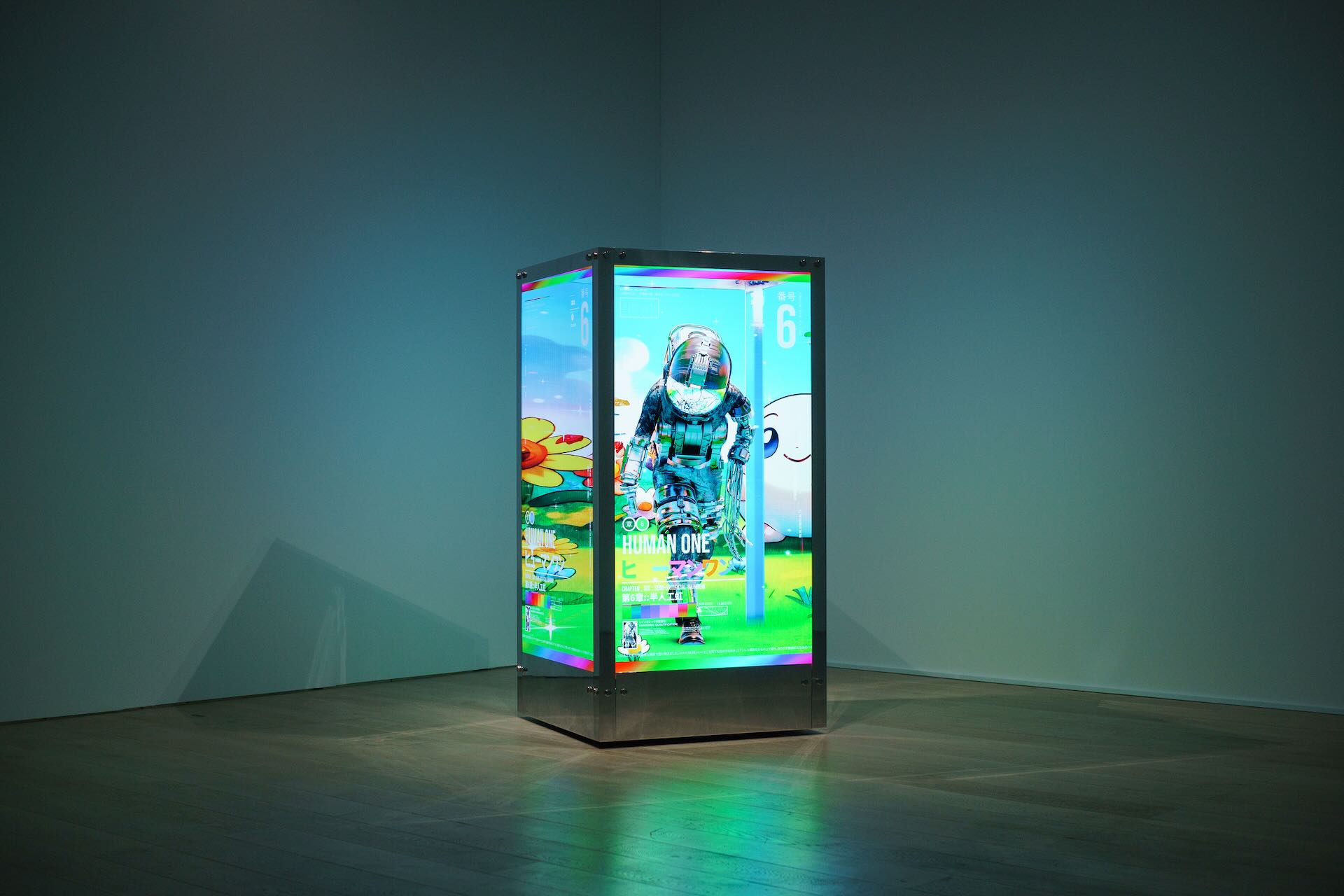 策展團隊特意引入具物質性或雕塑感的作品，如Beeple的《Human One》、Anicka Yi的動態生物雕塑、Adrián Villar Rojas的推想式雕塑。圖為Beeple的《Human One》展覽現場，攝影／Takehisa…