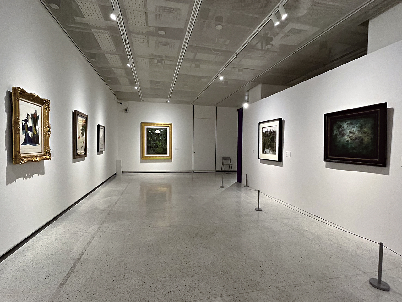 圖為「藏珍—清翫雅集卅周年慶收藏展」中「西風浮舟（西畫類）」展覽現場一景。（攝影／楊椀茹）