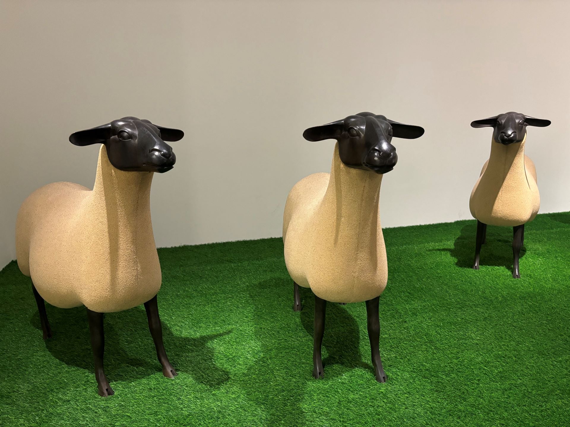 法國藝術家弗朗索瓦-格札維埃．拉蘭內之作品《遷徙的羊群》於展覽現場一景。（國立歷史博物館提供）