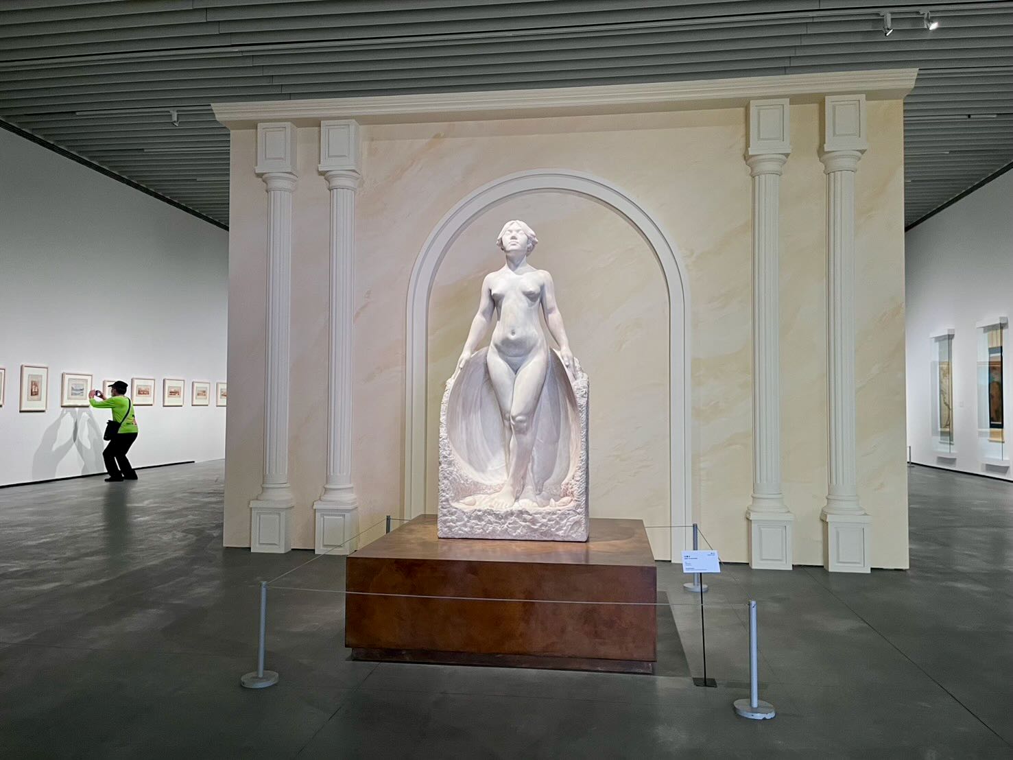 展覽以臺灣前輩藝術家黃土水經典作品《甘露水》（1919）拉開序幕別具意義。攝影／陳思宇
