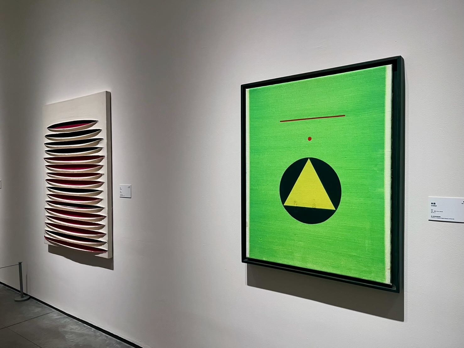 「世界美術藍圖」則是展現臺灣歷經多重外來殖民經驗，與世界藝術對話的成果，包含印象、野獸、超現實、抽象普普等畫派，都融入在臺灣美術的發展進程中。圖左為霍剛《無題》。攝影／陳思宇