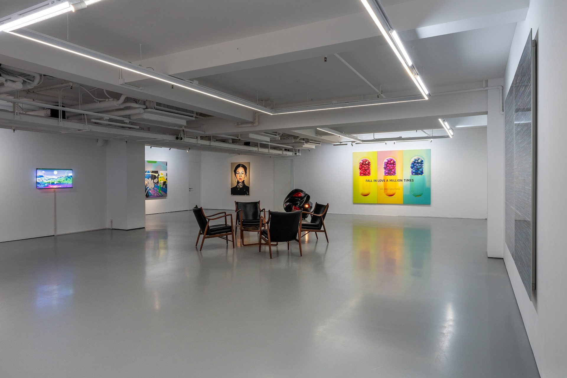 陳德良、倫裕智、王韞琛透過作品探索心理狀態轉化，周文斗、陸新建關注城市異化現象，馬思博則以光影與空間營造超越世俗的寧靜。圖為展覽「未售出≠無價值，視角轉換」於香港德薩畫廊展出一景。（香港德薩畫廊提供）