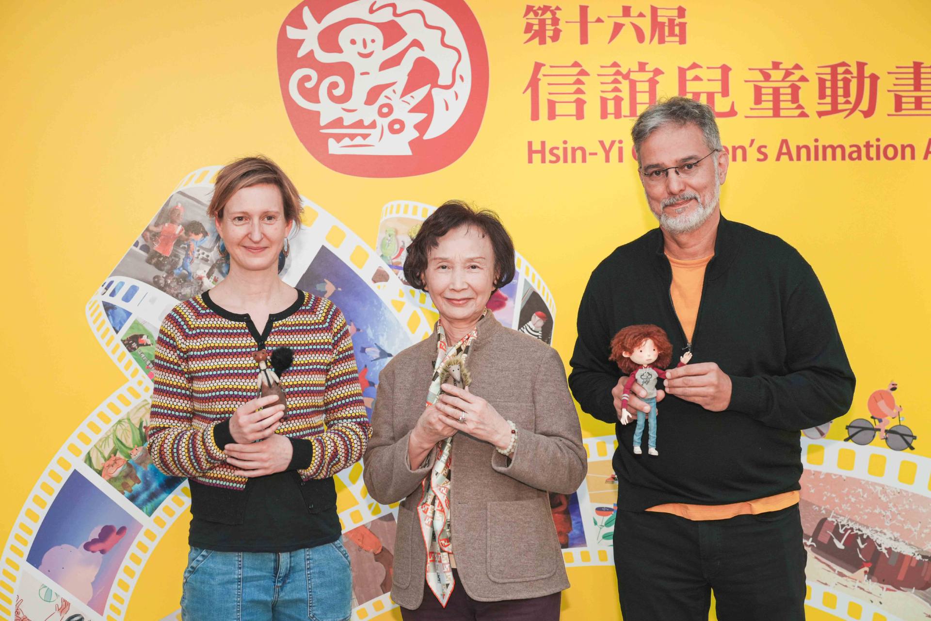 首獎得主Augusto Zanovello（右）及兒童票選第一名Sophie Roze（左）帶著劇中偶和台灣觀眾分享，圖中為信誼基金會董事長張杏如。（信誼基金會提供）