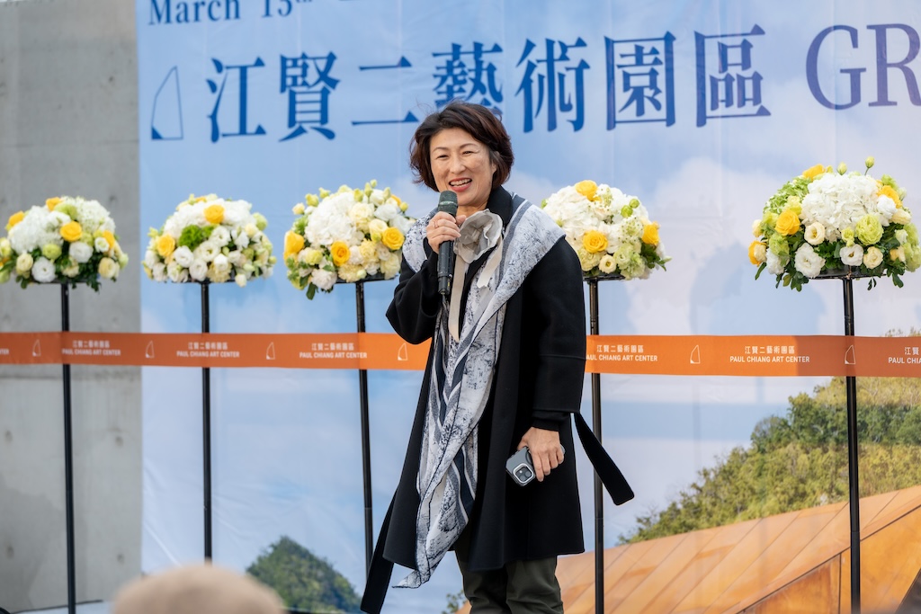 臺東縣長饒慶鈴於開幕典禮現場致詞。（江賢二藝術文化基金會提供）