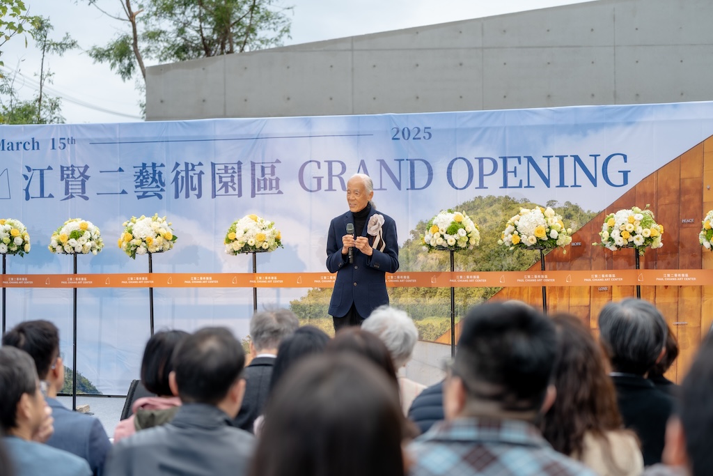藝術家江賢二於開幕典禮中致詞。（江賢二藝術文化基金會提供）