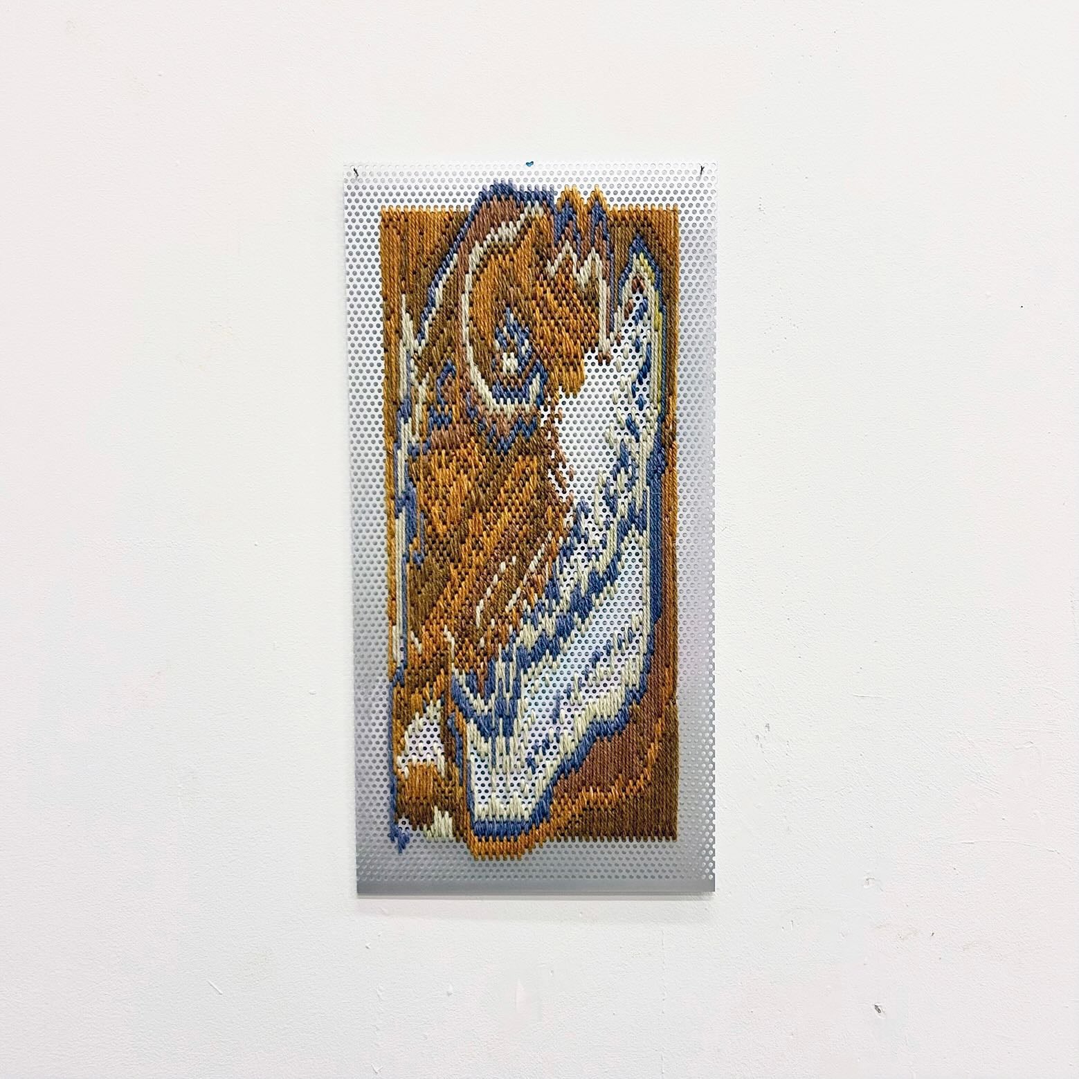 藝術家奧雷利安‧勒佩提運用羊毛編織在鋁孔板上創作，圖為其作品〈超級藍月〉Super_Blue_Moon_24，2024年。國美館提供