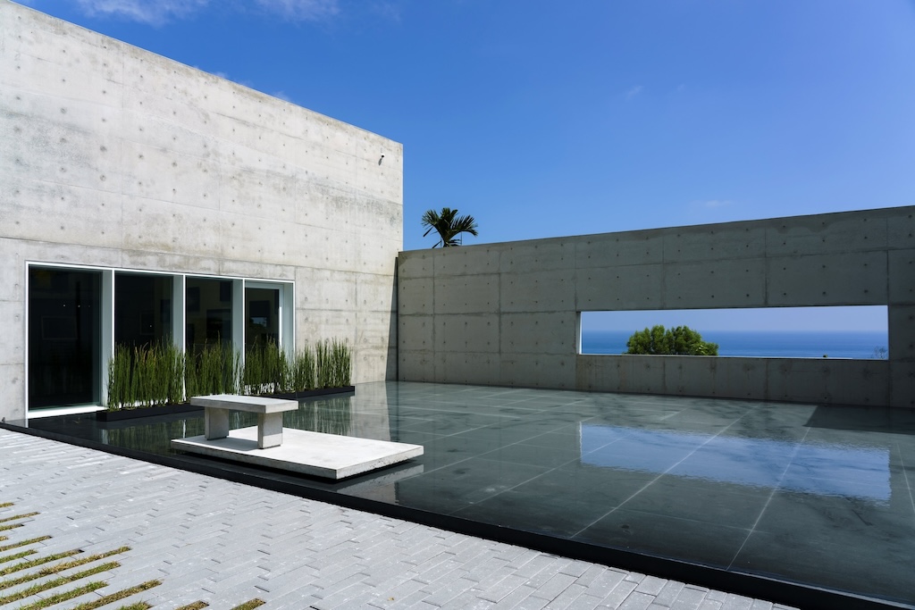 靜池與信義館（第一展覽廳）外景。（江賢二藝術文化基金會提供）