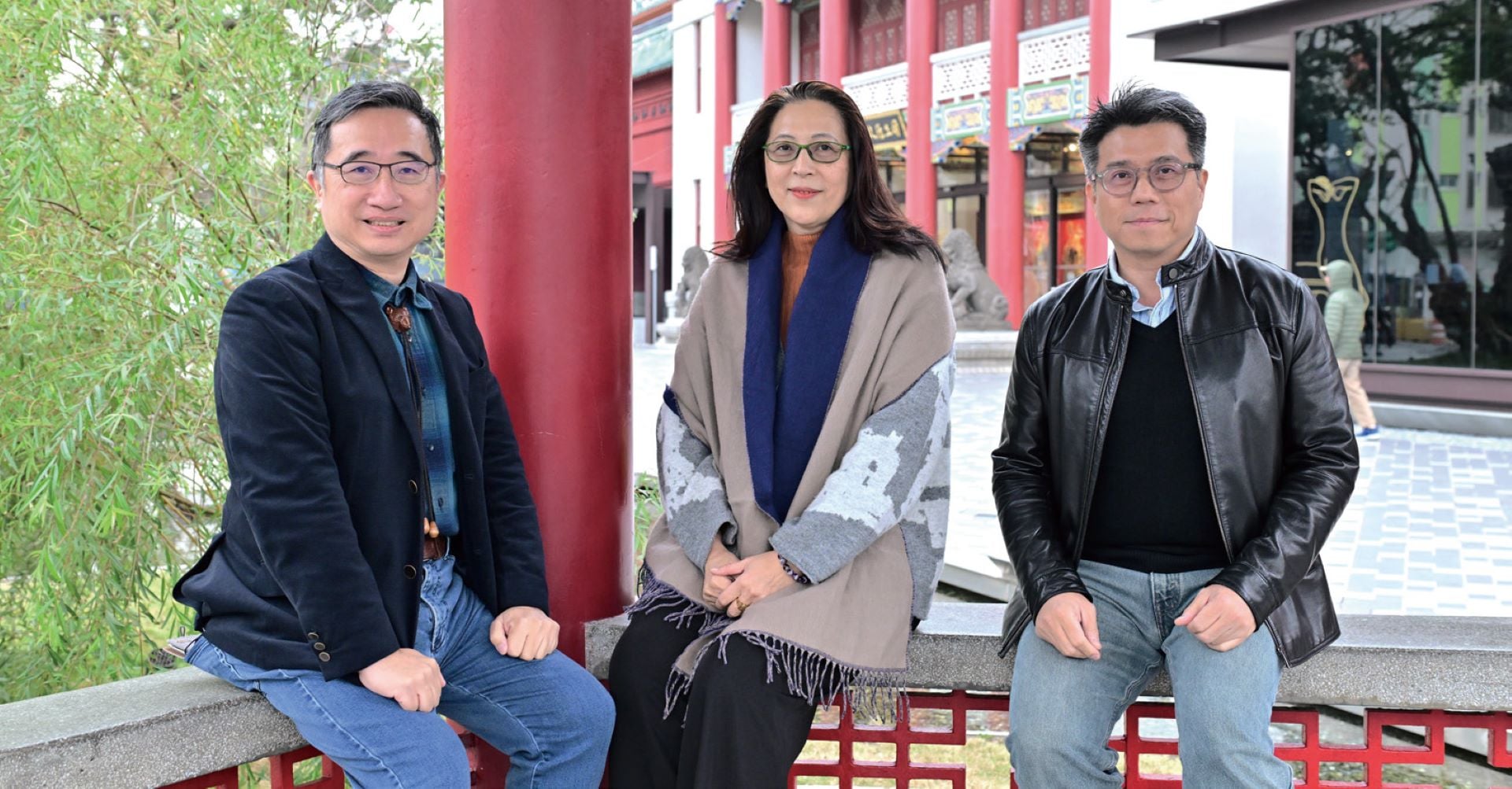左起國立臺灣藝術大學書畫藝術學系何堯智教授、藝術家李安榮女士、國父紀念館助理研究員黃宗偉博士談「李奇茂百年展」的策展規劃。