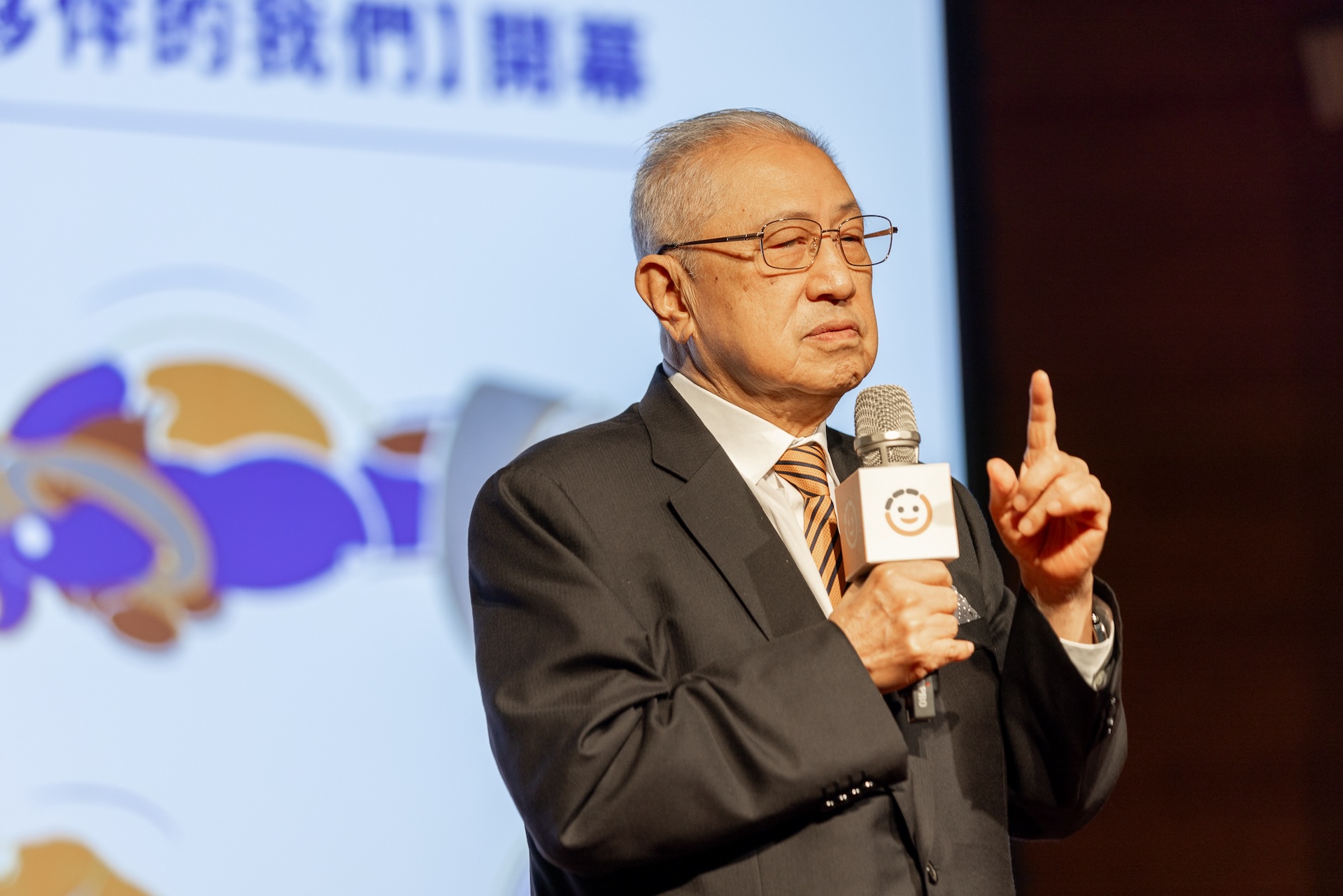 駱錦明於開幕致詞回顧基金會創立與投入文創產業歷程。（攝影／源日影像 王士源，王道銀行教育基金會提供）