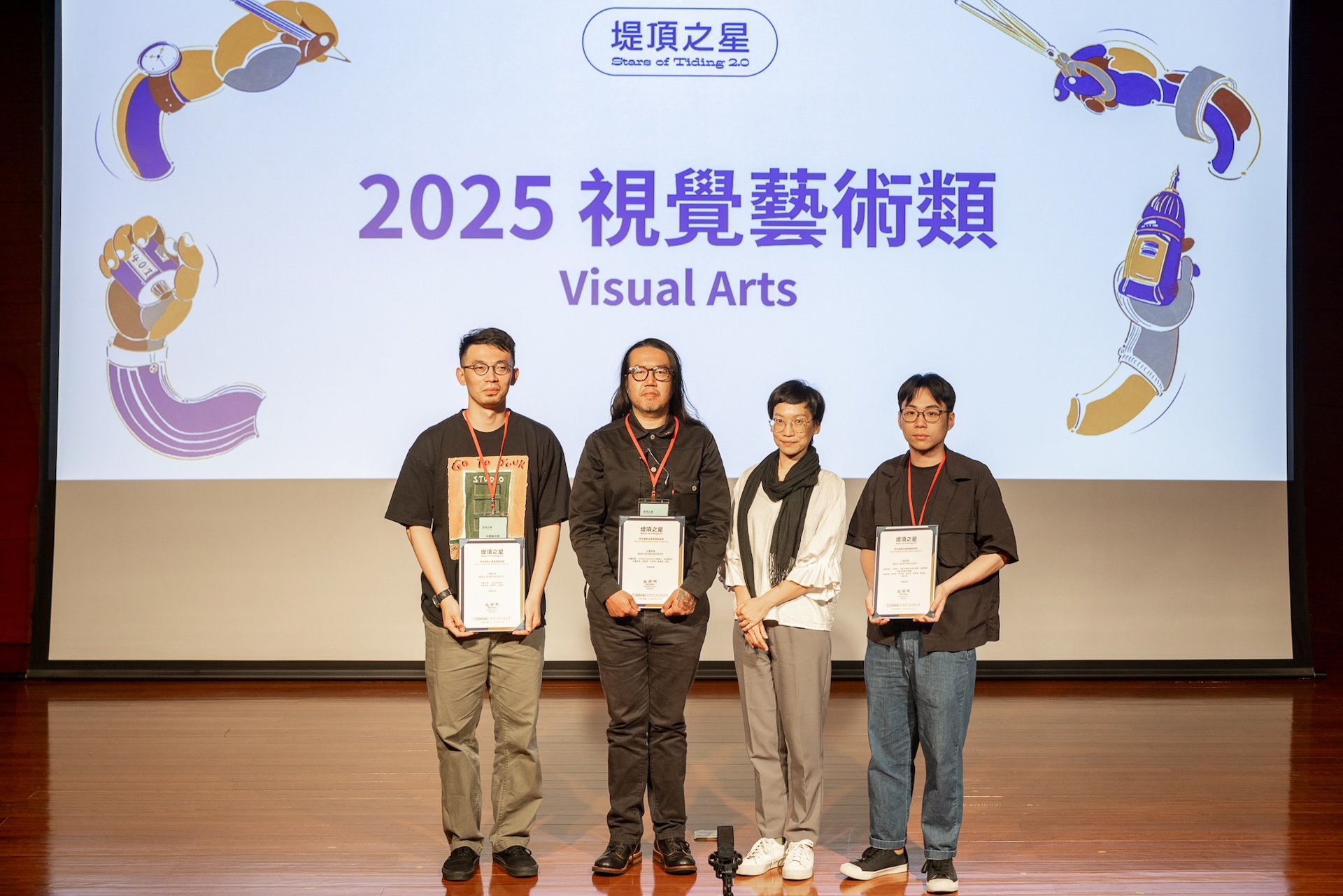 年度視覺藝術類入選三件作品，將於六月下旬起於王道銀行藝廊展出，圖為視覺類入選者合影。（攝影／源日影像 王士源，王道銀行教育基金會提供）