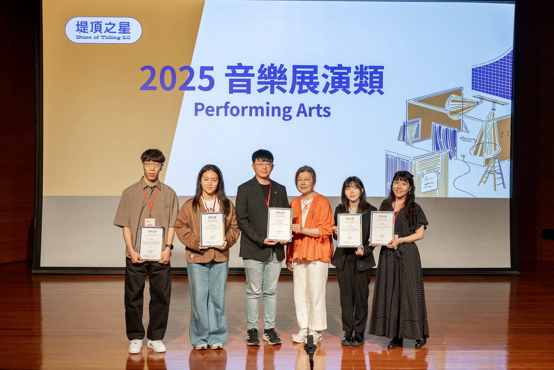 音樂展演類則共有八組入選，涵蓋古典、國樂、爵士與跨界演出，預計於六月中旬於王道銀行音樂廳登場。圖為音樂展演類入選者合影。（攝影／源日影像 王士源，王道銀行教育基金會提供）