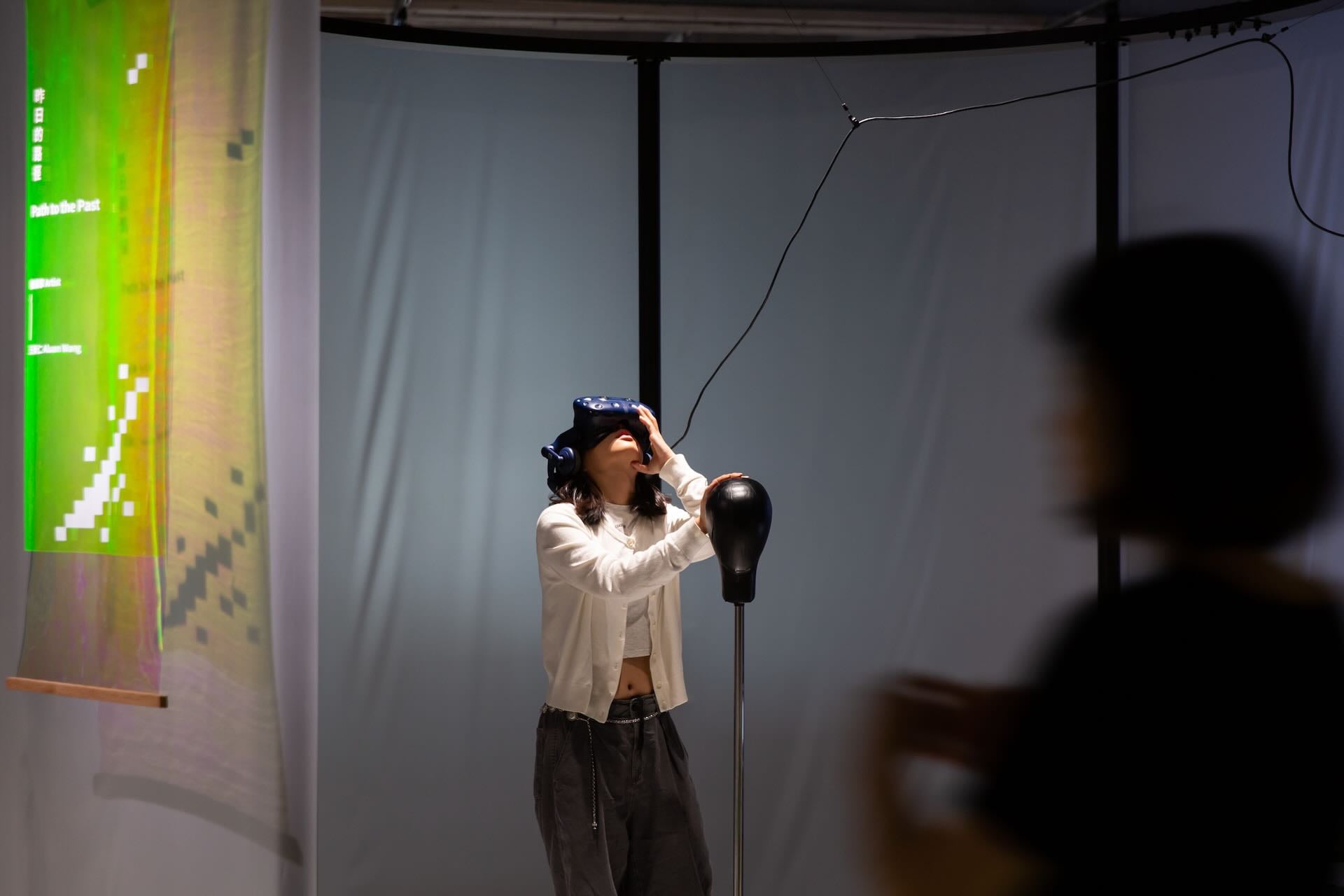 第三檔「VR圖書室計畫」由藝術團隊在地實驗策劃，面對今日多元的沉浸式體驗發展，計畫選擇以虛擬實境（VR）作品為主軸，並建構一個專屬於VR展演的活動空間。圖為VR圖書室計畫場景照，圖像由北美館提供。